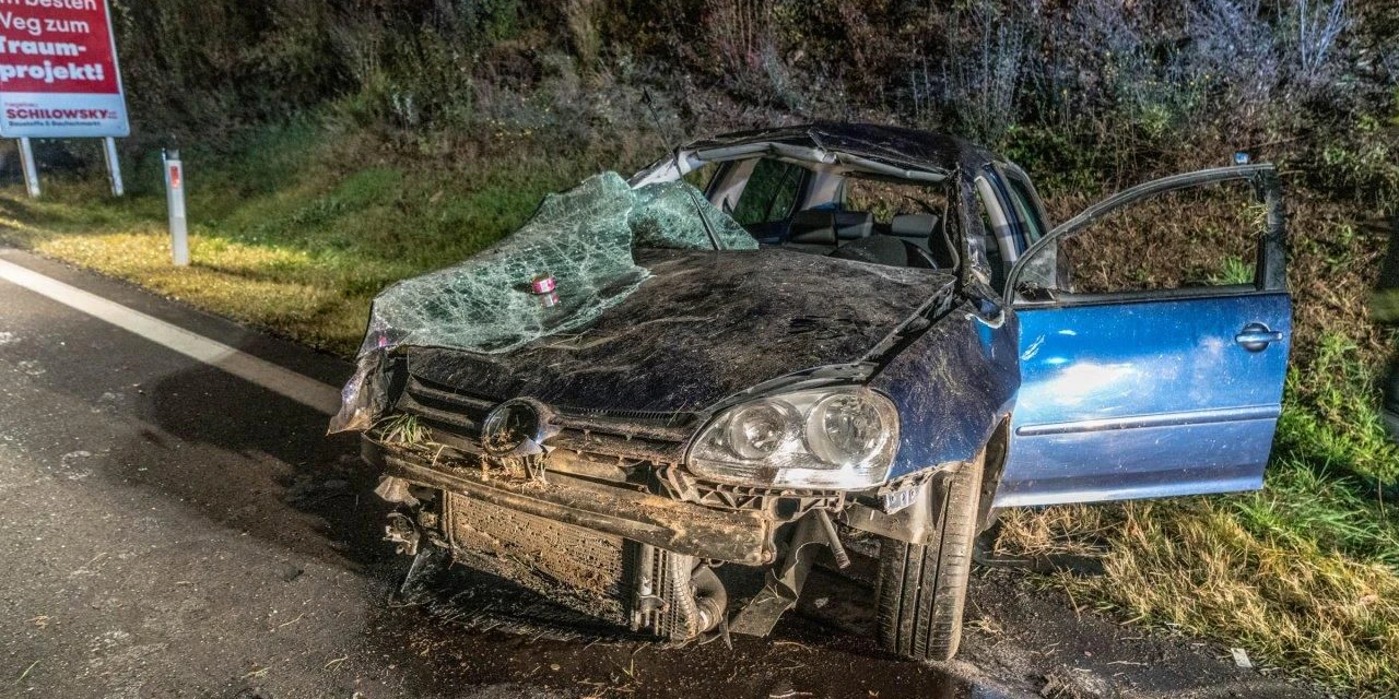 Der völlig demolierte Wagen