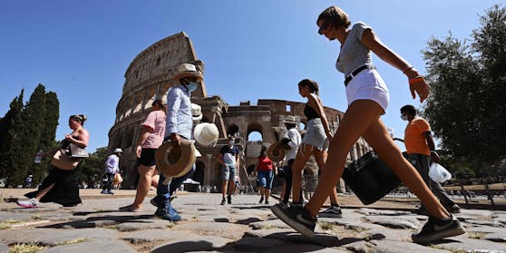 Bald ein Bild vergangenener Tage: Spaziergänger vor dem Colosseum in Rom