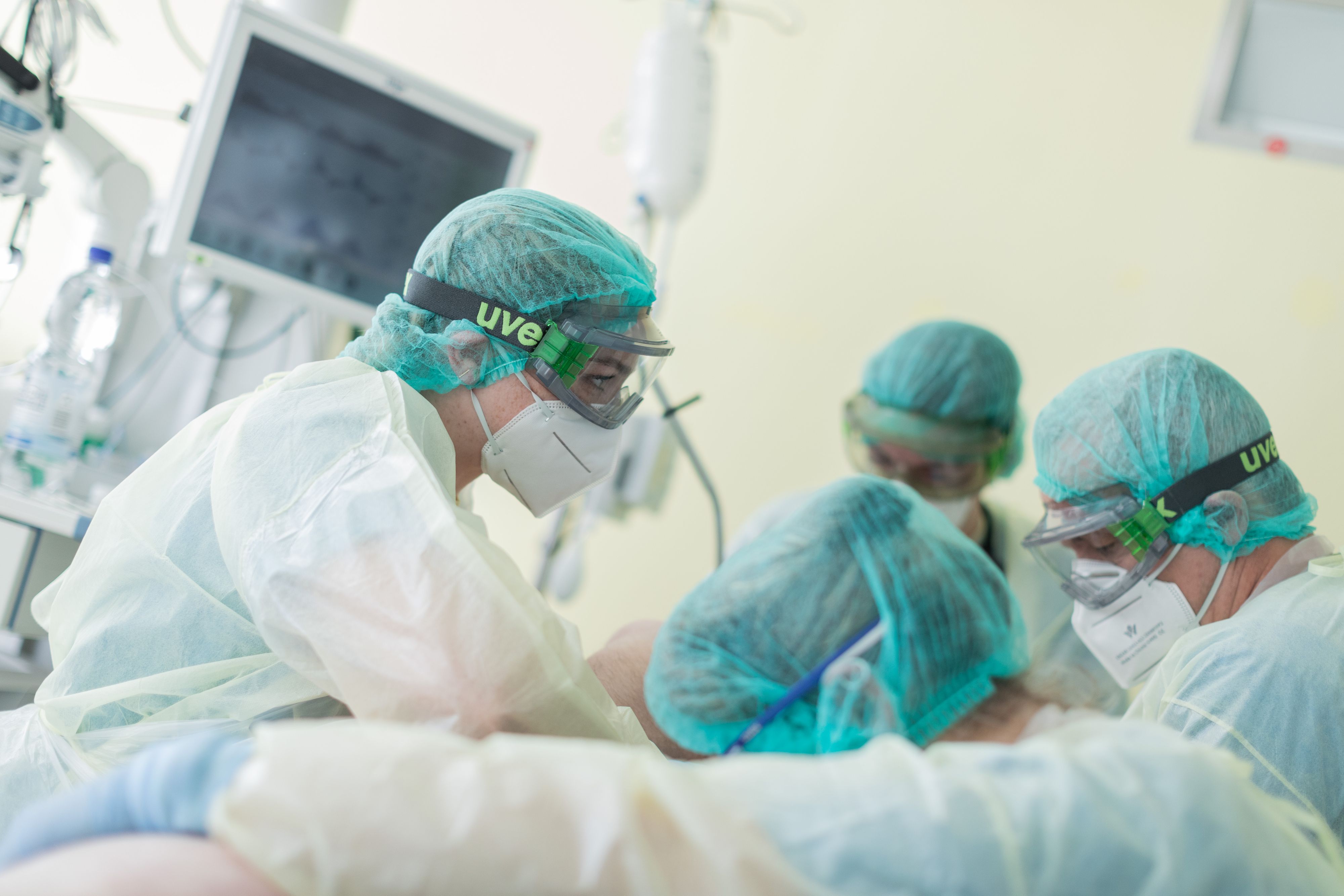 Die Lage in den Spitälern spitzt sich angesichts steigender Corona-Neuinfektionen zu.