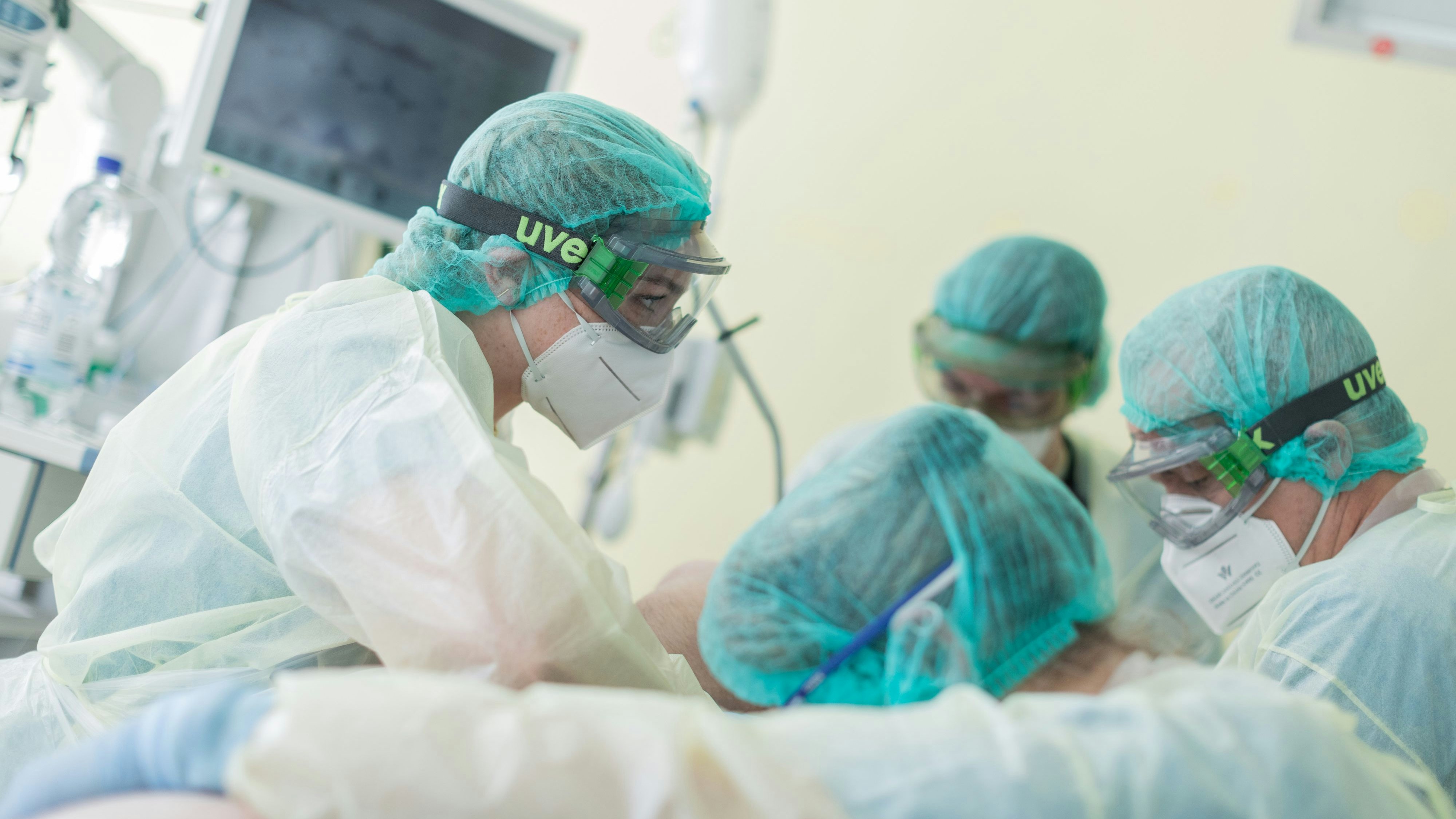 Die Lage in den Spitälern spitzt sich angesichts steigender Corona-Neuinfektionen zu.