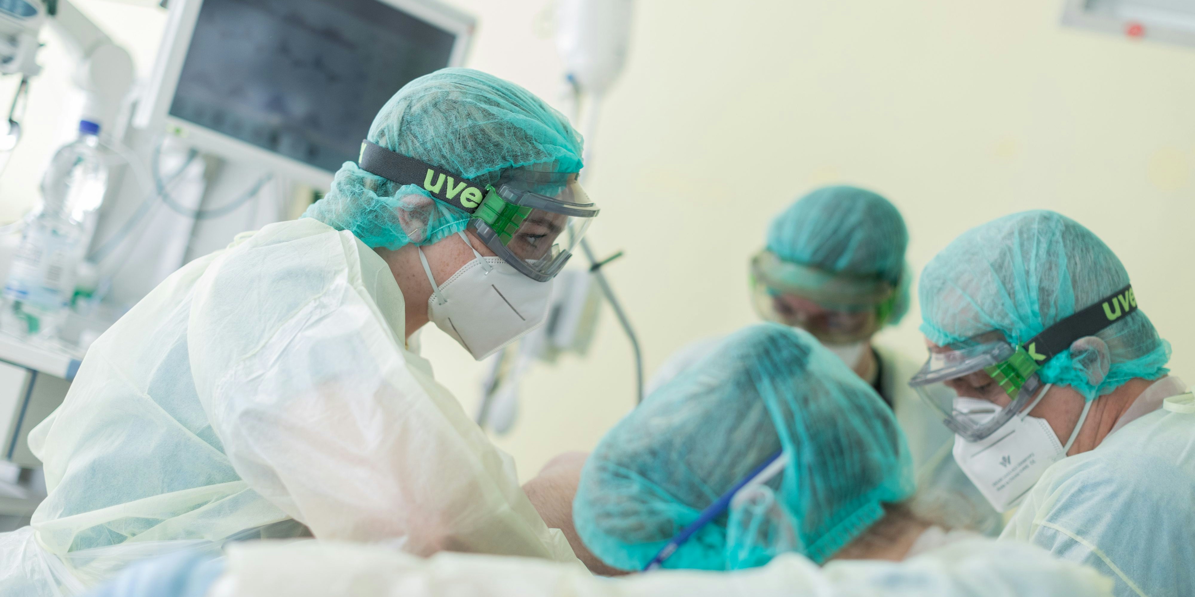 Die Lage in den Spitälern spitzt sich angesichts steigender Corona-Neuinfektionen zu.