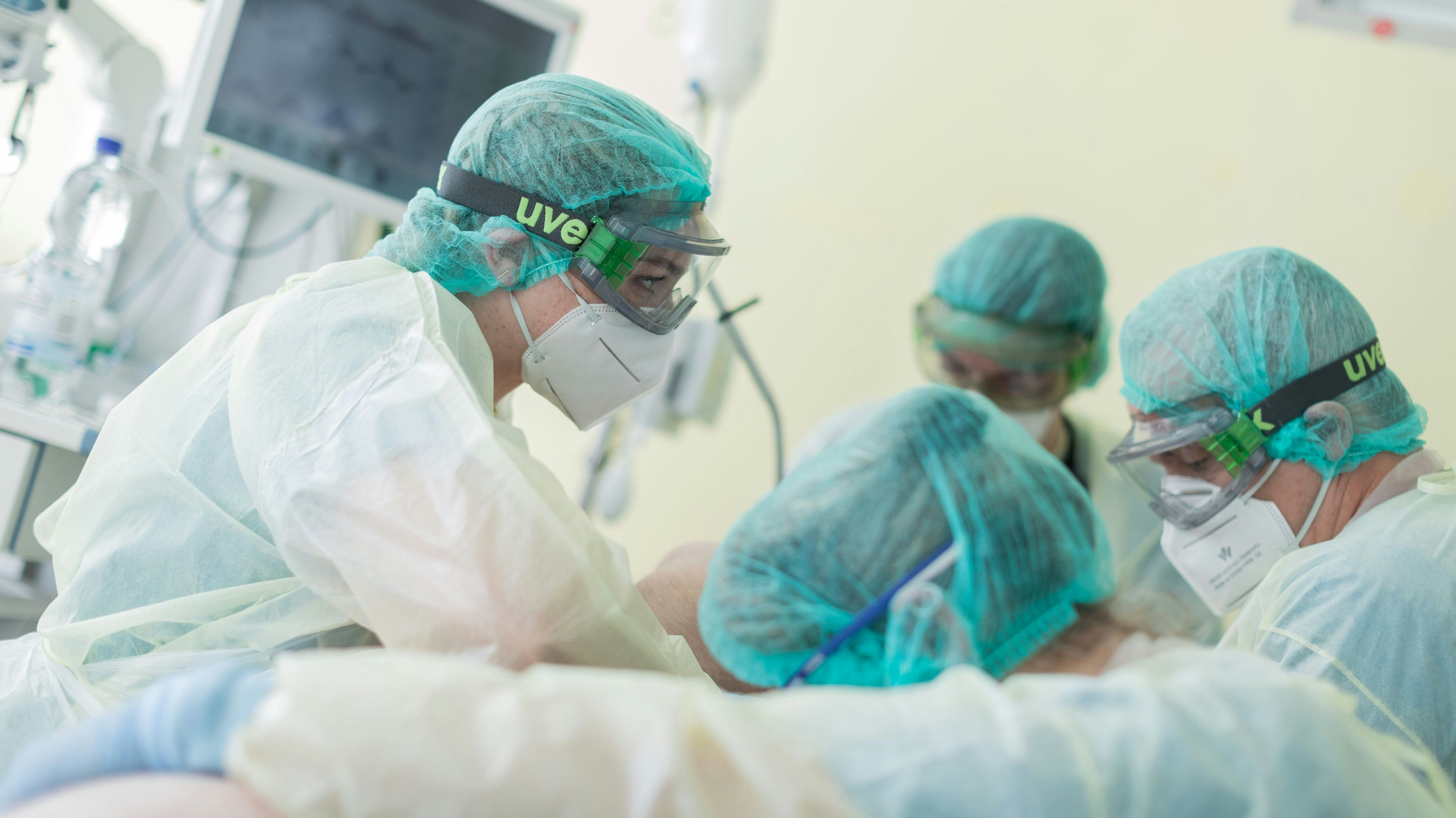 Die Lage in den Spitälern spitzt sich angesichts steigender Corona-Neuinfektionen zu.