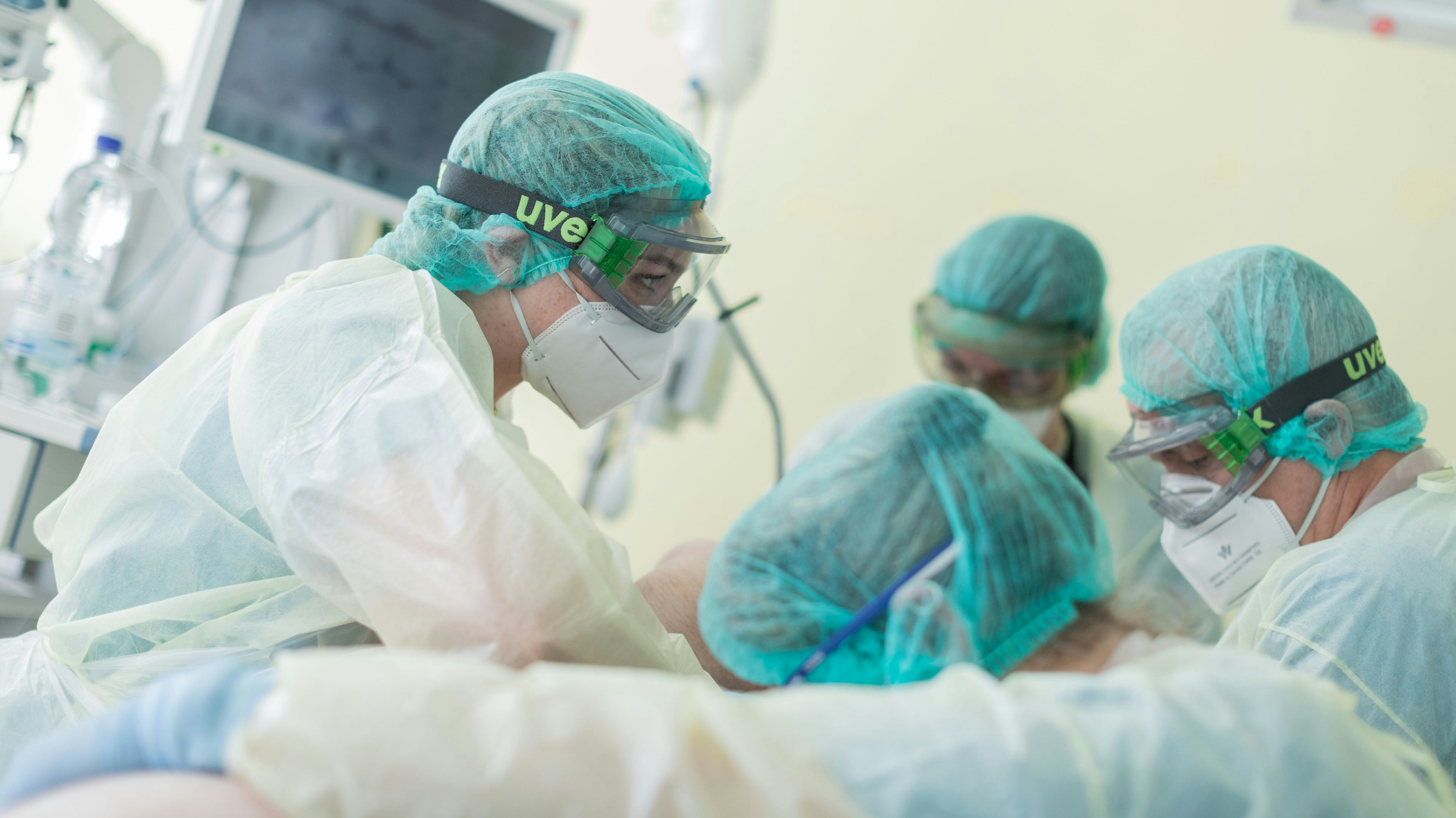 Die Lage in den Spitälern spitzt sich angesichts steigender Corona-Neuinfektionen zu.