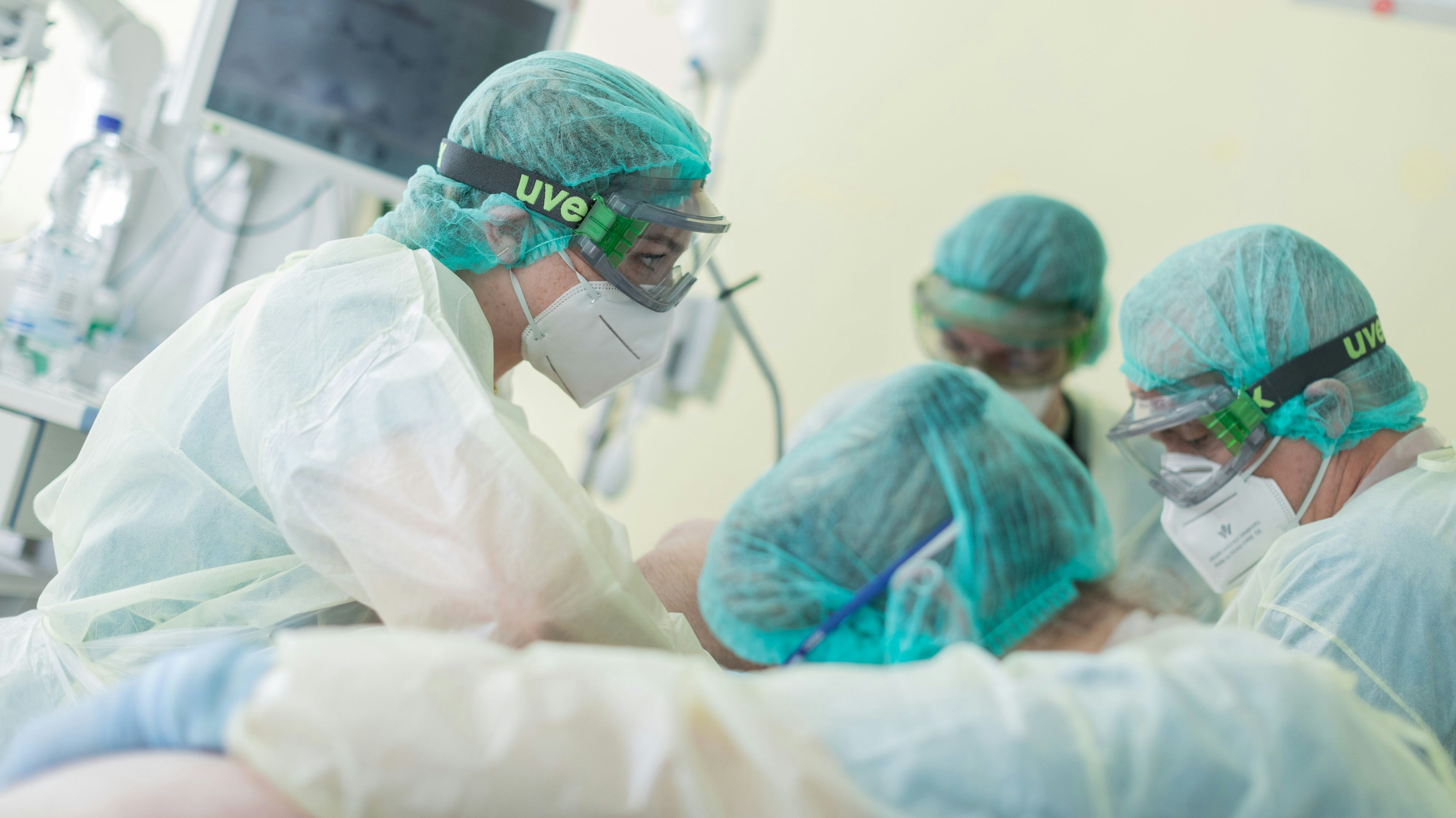 Die Lage in den Spitälern spitzt sich angesichts steigender Corona-Neuinfektionen zu.