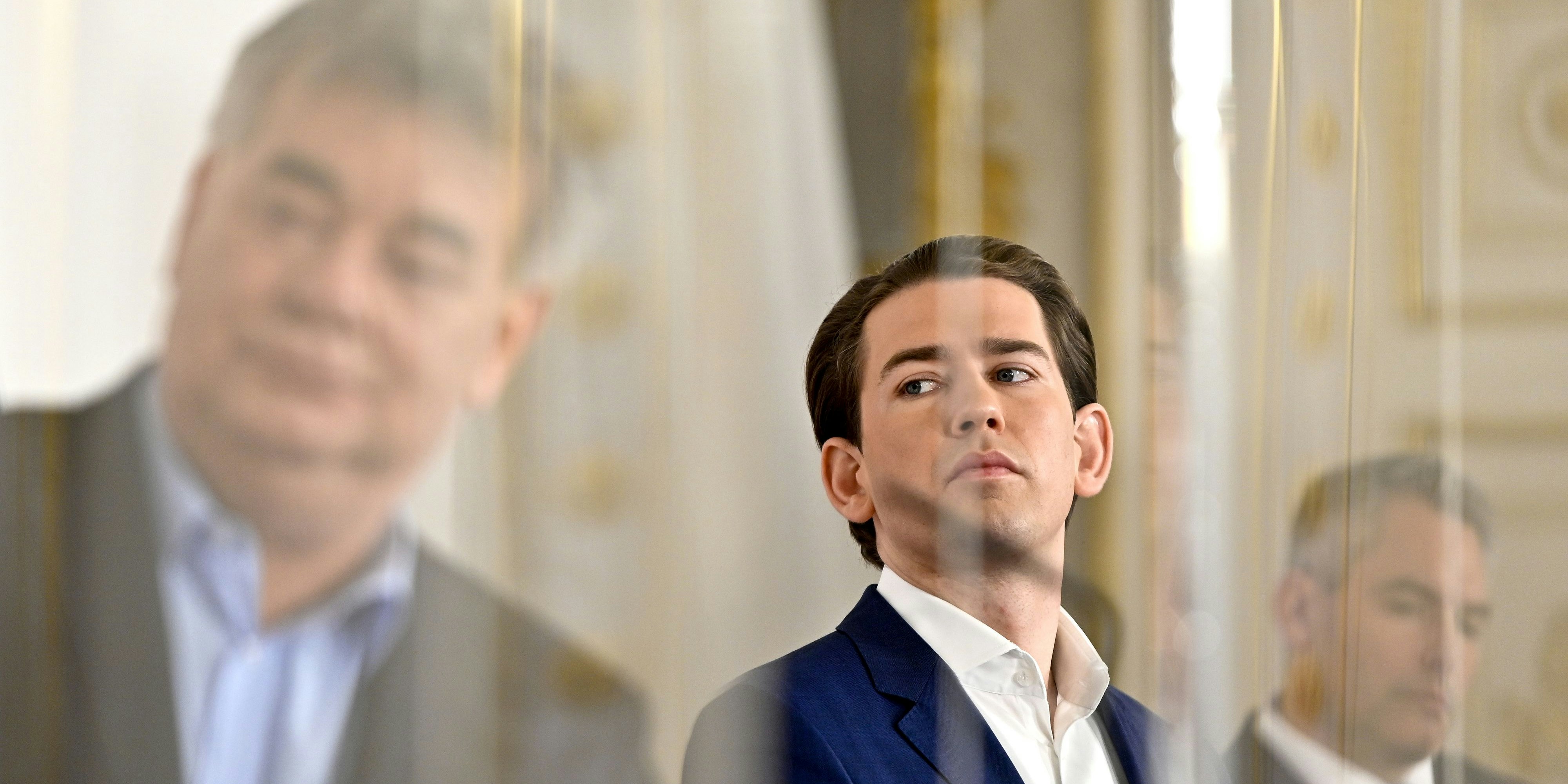 Download von www.picturedesk.com am 14.11.2020 (09:45).  ABD0052_20201111 - WIEN - ÖSTERREICH: (L-R): Vizekanzler Werner Kogler (Grüne), Bundeskanzler Sebastian Kurz (ÖVP) und Innenminister Karl Nehammer (ÖVP) am Mittwoch, 11. November 2020, im Rahmen eines Pressefoyers nach dem Ministerrat im Bundeskanzleramt in Wien. - FOTO: APA/HERBERT NEUBAUER - 20201111_PD2559 - Rechteinfo: Rights Managed (RM)