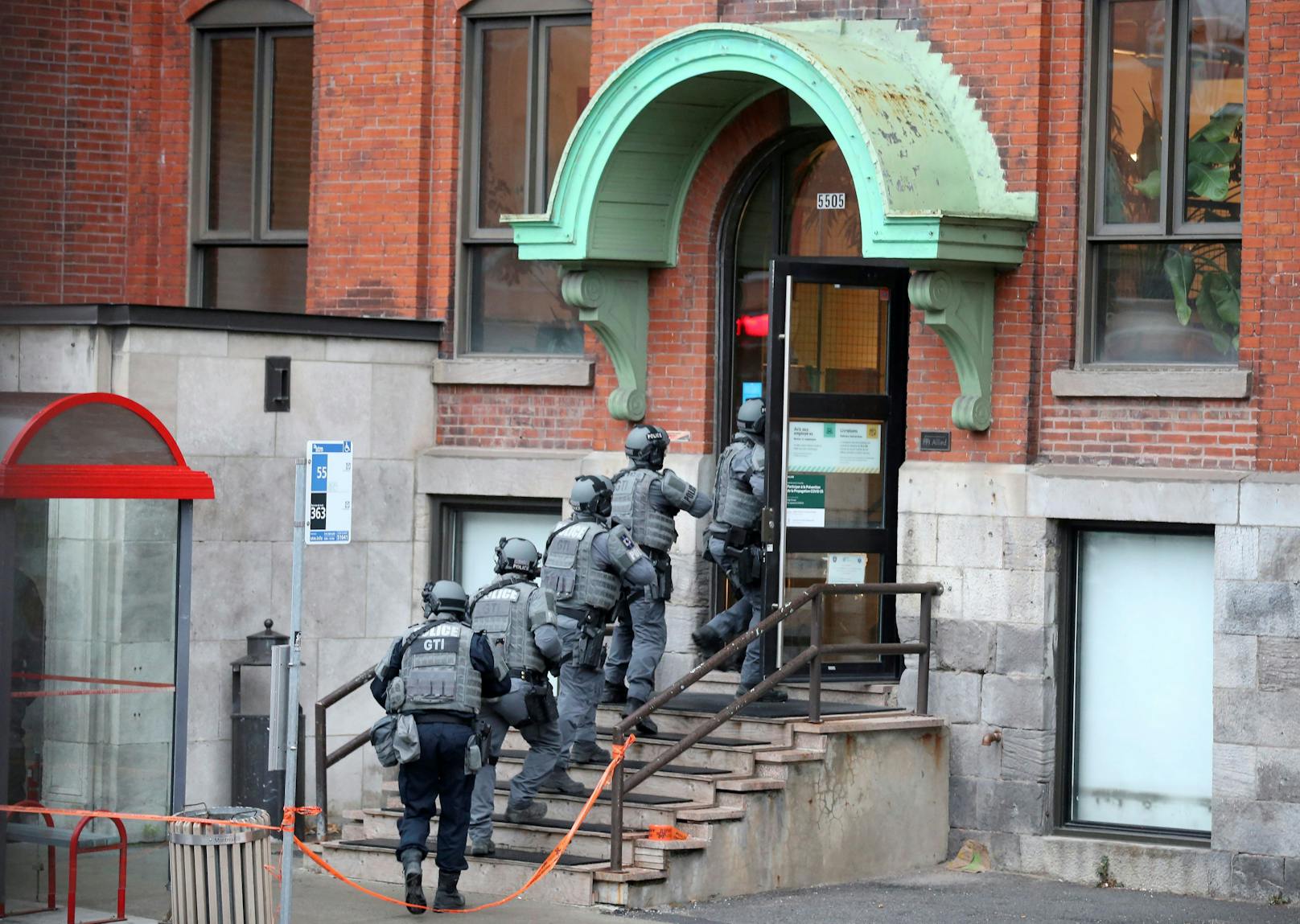 Die örtliche Polizei hielt das Gebäude an der Ecke Saint-Laurent und St-Viateur umzingelt. Ersten Berichten zufolge soll es sich um eine Geiselnahme gehandelt haben.
