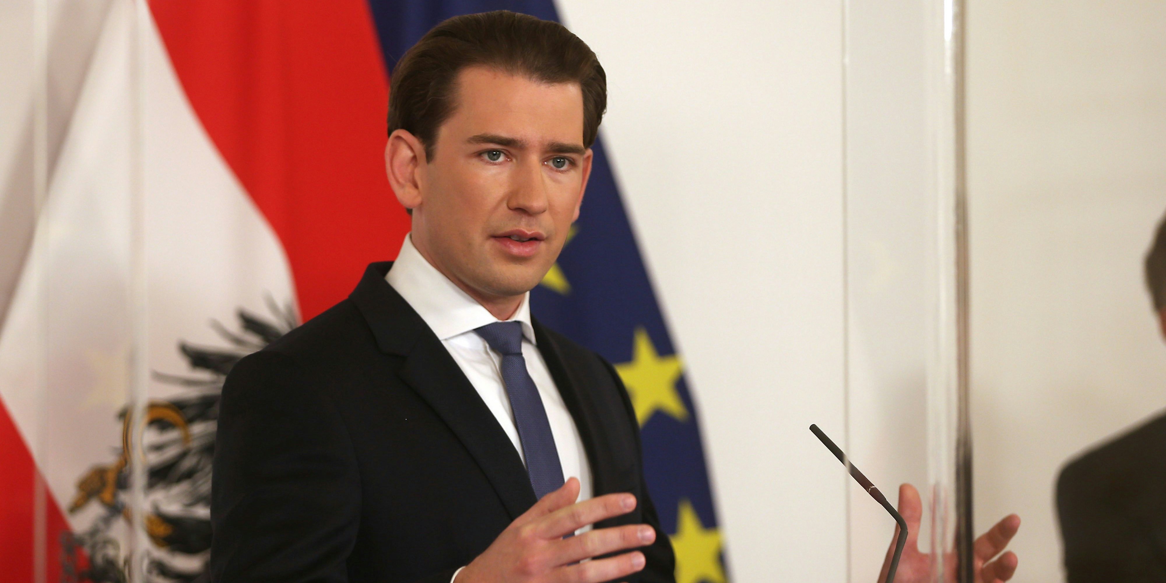 Sebastian Kurz mit gesunder Gesichtsfarbe beim Pressestatement