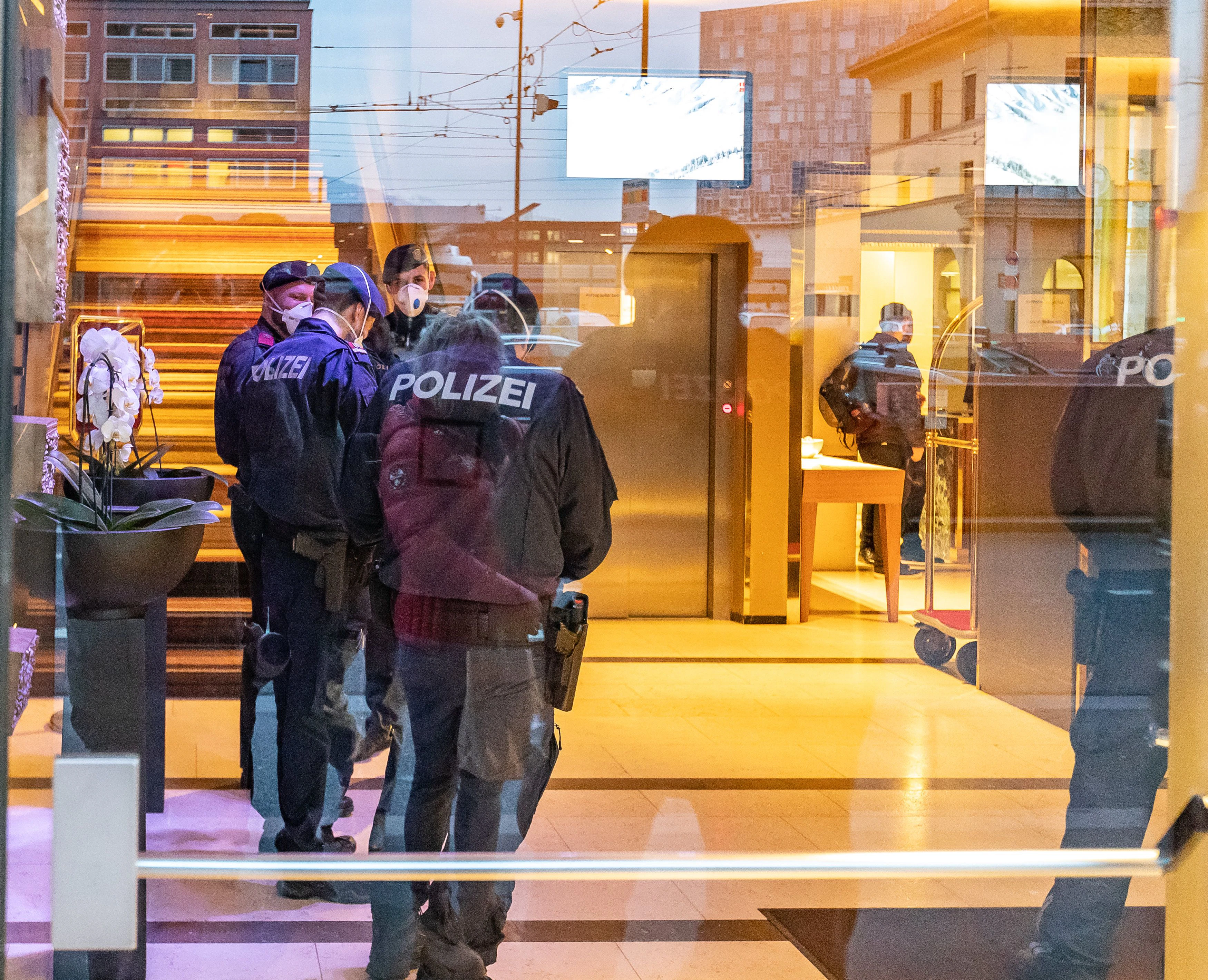 Polizisten in einem Innsbrucker Hotel: Sie sollen nun als Unterrichtsstätte dienen.