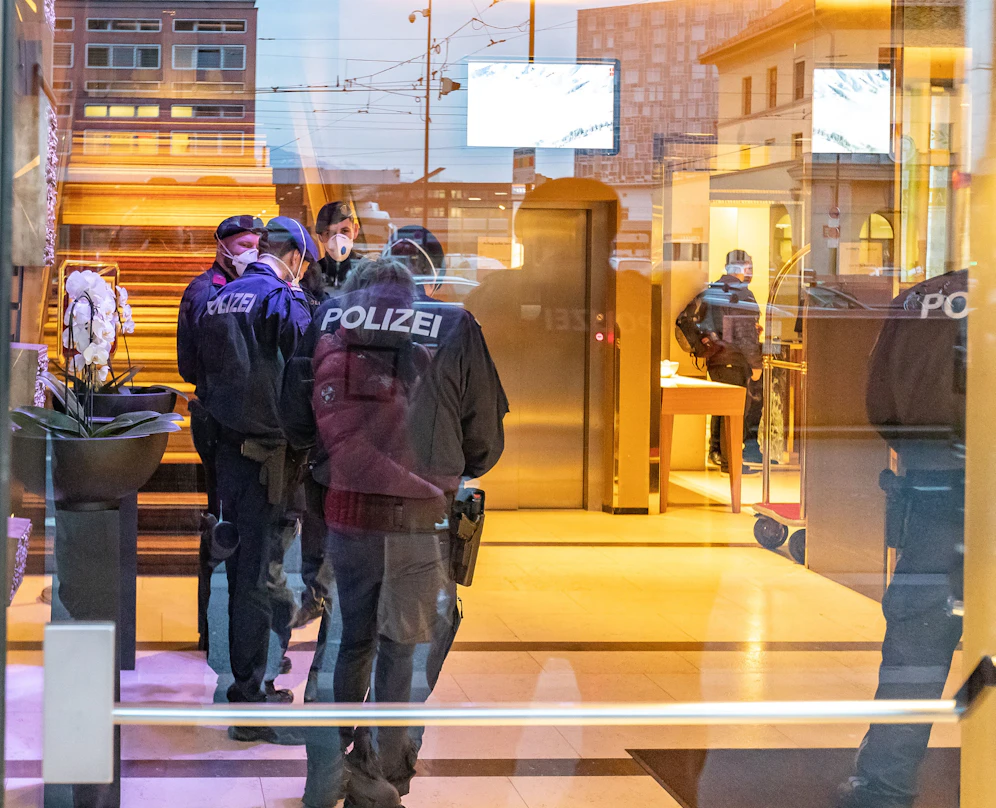Polizisten in einem Innsbrucker Hotel: Sie sollen nun als Unterrichtsstätte dienen.