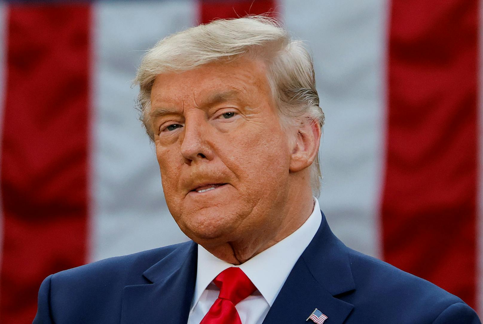 Mehr grau als orange: Donald Trump zeigte sich veränderter Mähne vor den Medien. (13. November 2020)