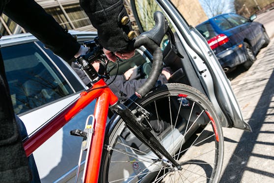 Radfahrerin bei Kollision mit Autotür verletzt Wien