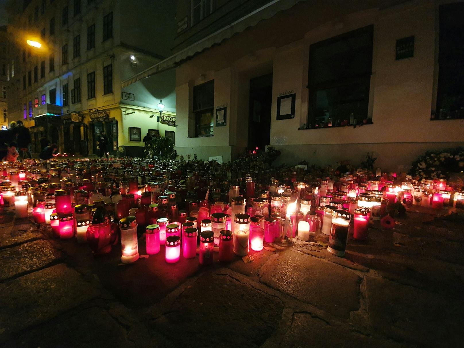 Trauernde, Blumen und Kerzen am 14. November in der Wiener Innenstadt.