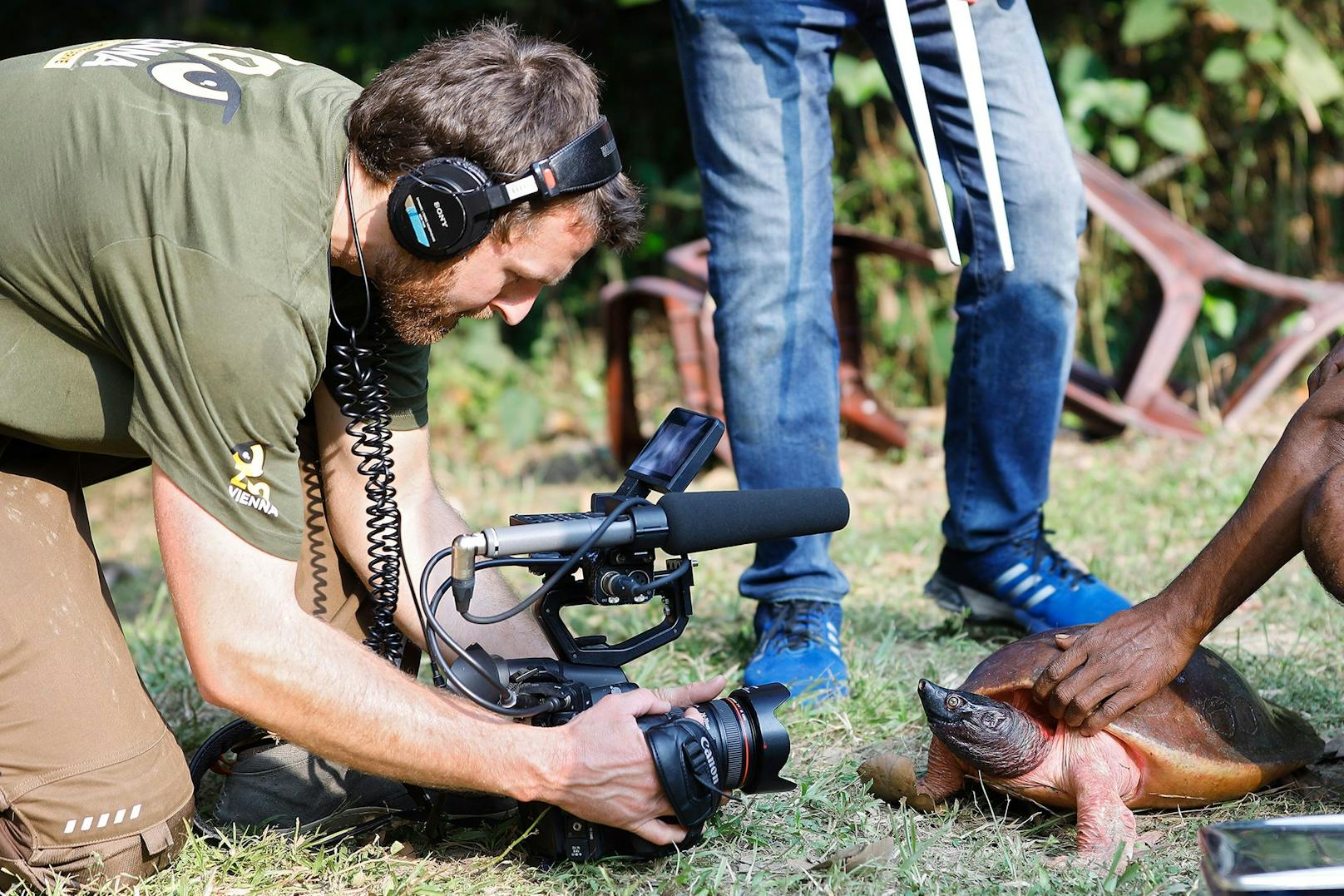 Tiergartenfilmer Jonas Kühnapfel mit einem Bagatur-Schildkröten Männchen kurz vor der Auswilderung.