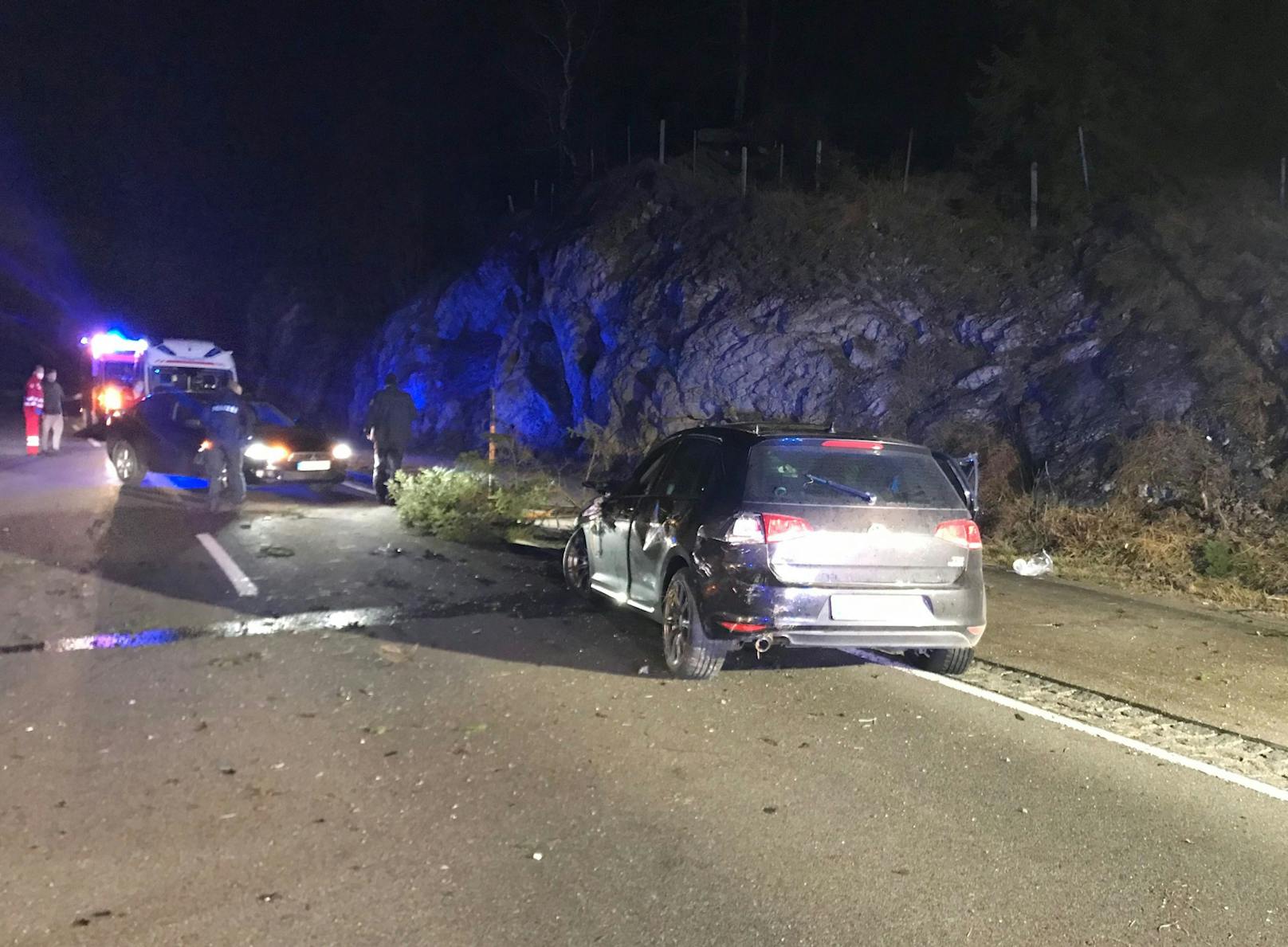 Verletzt wurden zwei 18-jährige Auto-Insassen bei einem Autounfall in Tirol.
