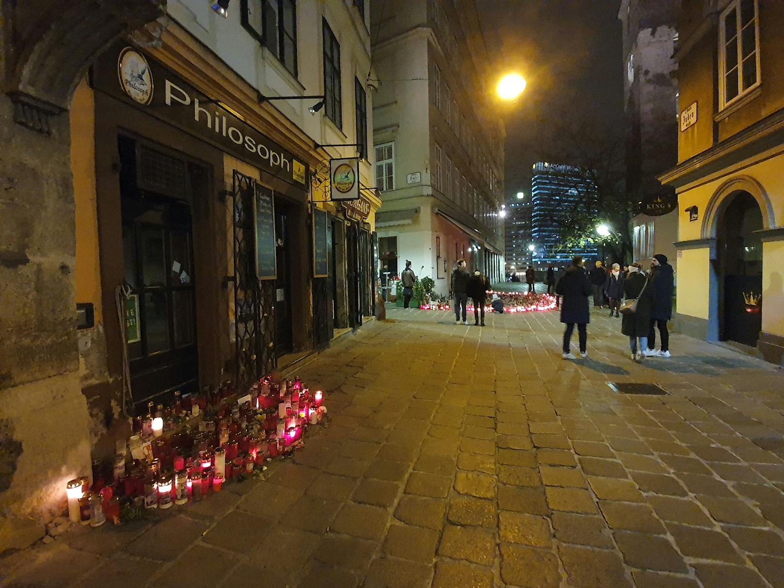 Trauernde, Blumen und Kerzen am 14. November in der Wiener Innenstadt.