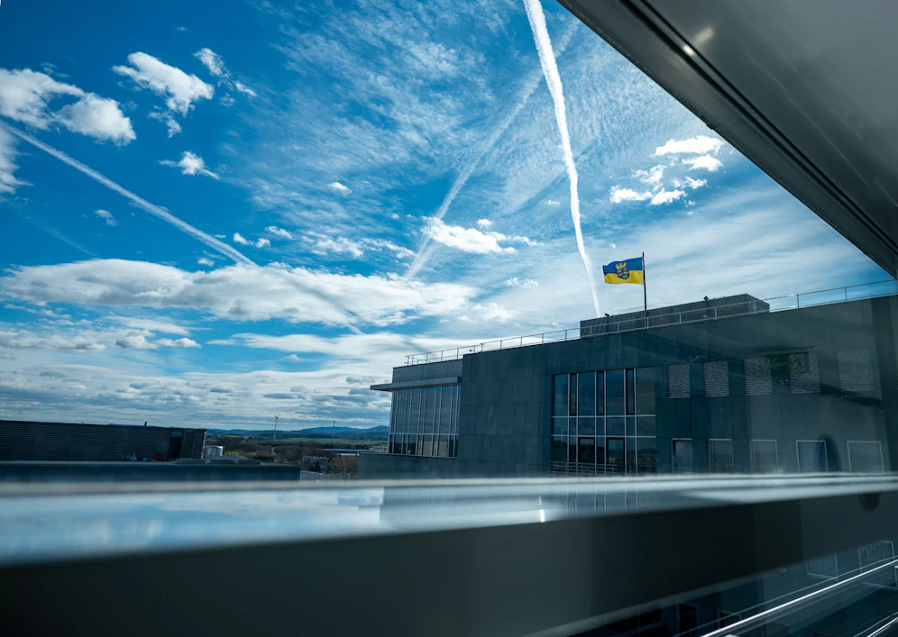Die niederösterreichische Flagge am Landhaus.