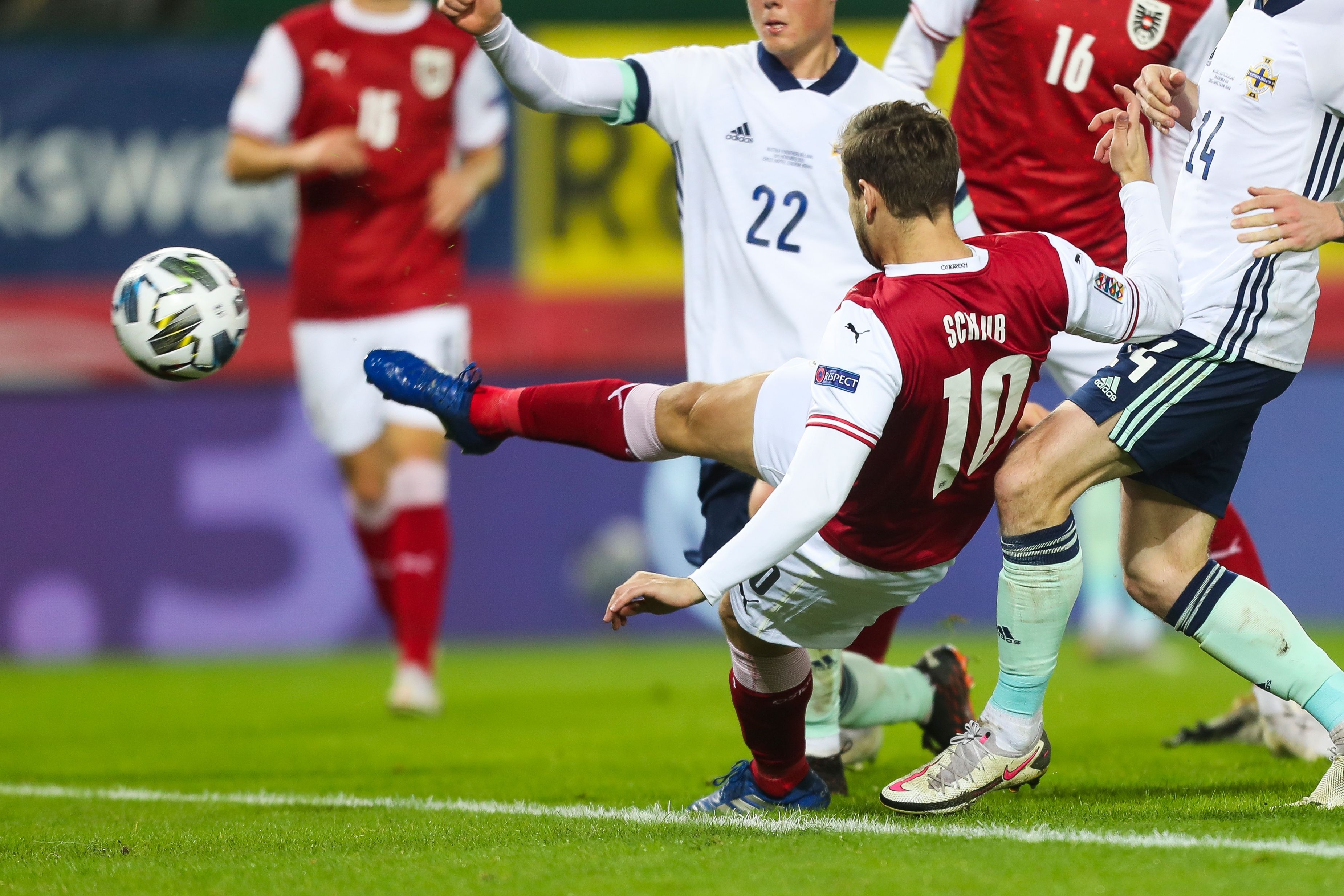 Louis Schaub trifft im Fallen zum 1:1.