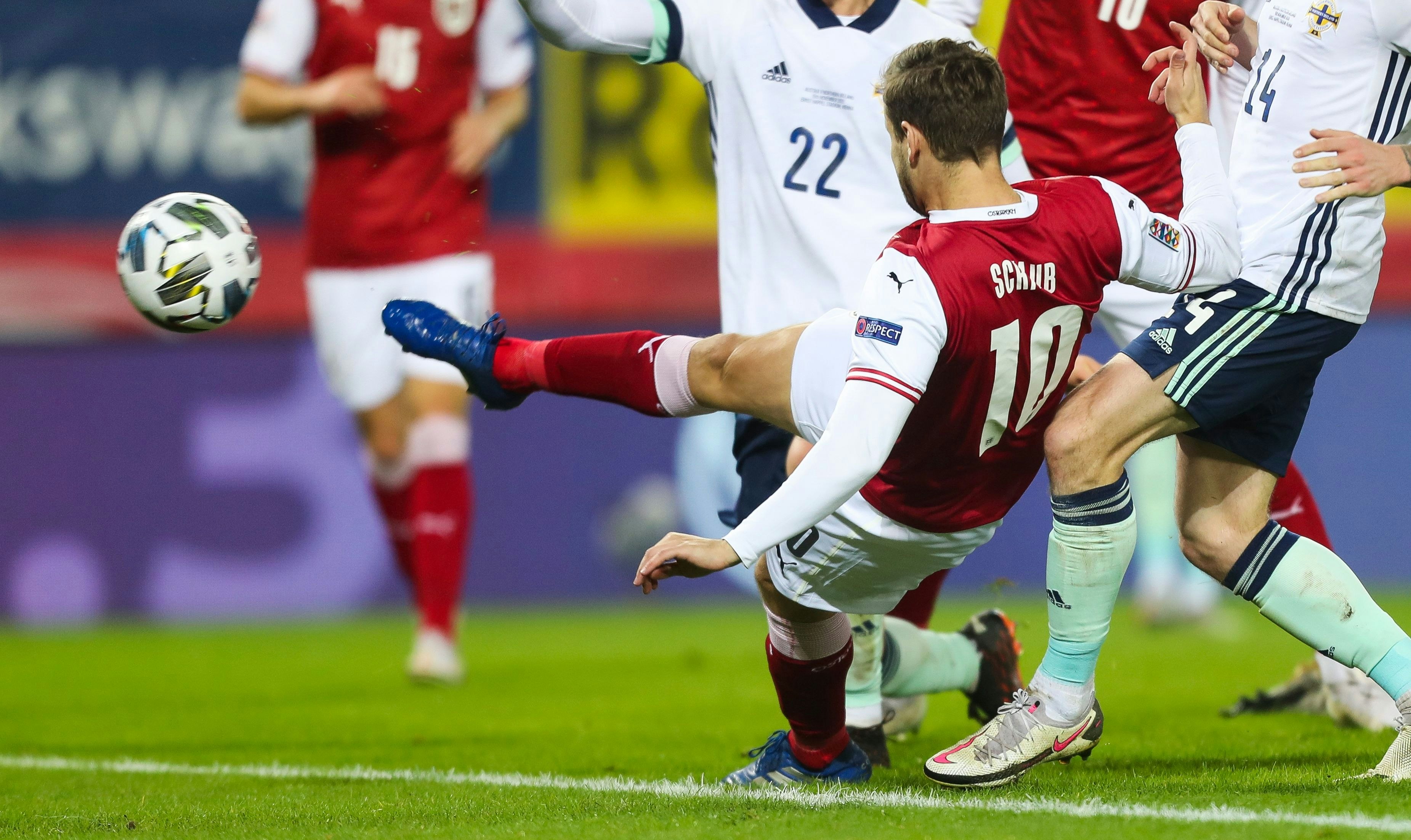 Louis Schaub trifft im Fallen zum 1:1.