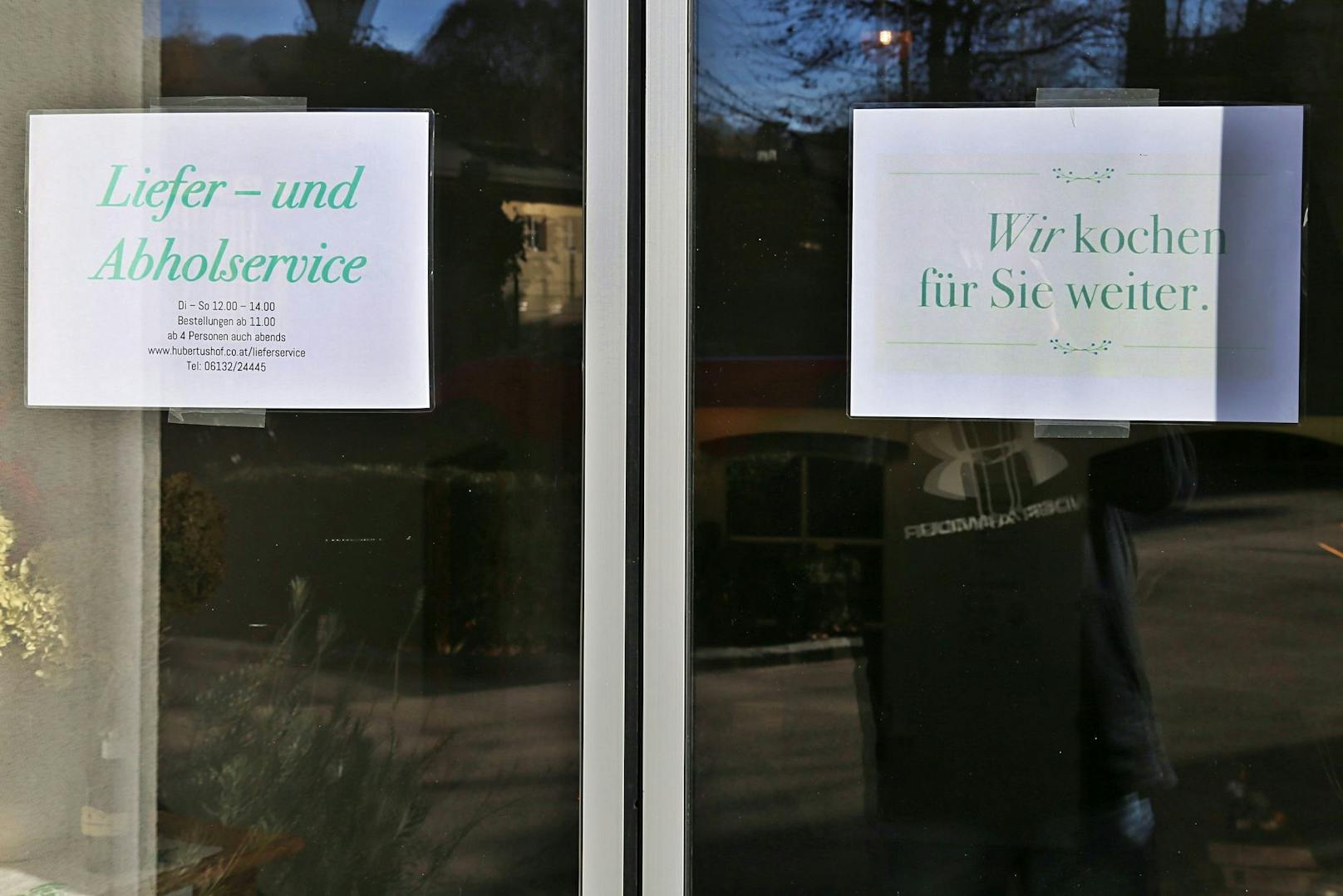 "Wir kochen für Sie weiter" - steht beim Eingang zum Hubertushof auf einem Zettel geschrieben.