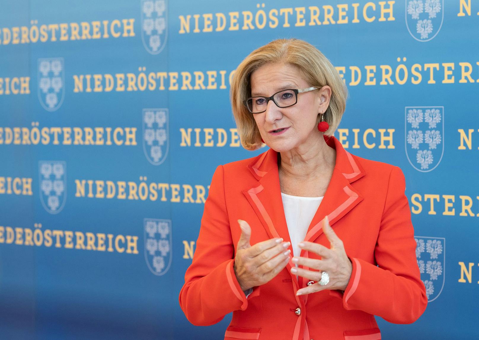 Landeshauptfrau Johanna Mikl-Leitner äußert sich zu möglichen weiteren Öffnungsschritten.