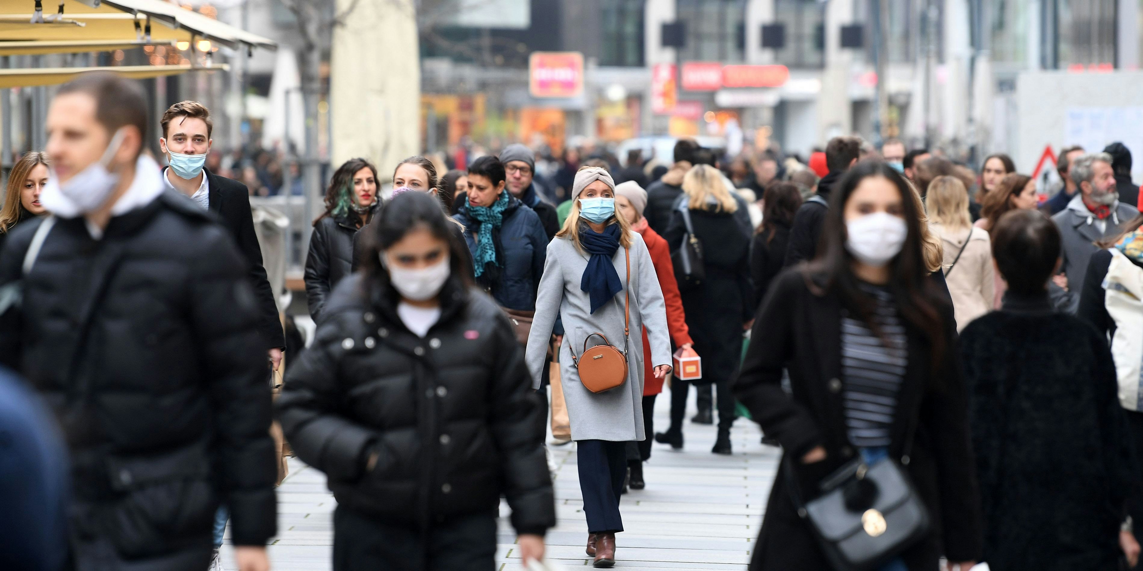 Am Samstag waren noch viele Leute auf den Einkaufsstraßen unterwegs.