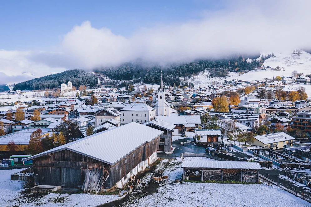 Ansicht des Pinzgauer Wintersportortes Kaprun mit der Kirche, aufgenommen am 27. Oktober 2020
