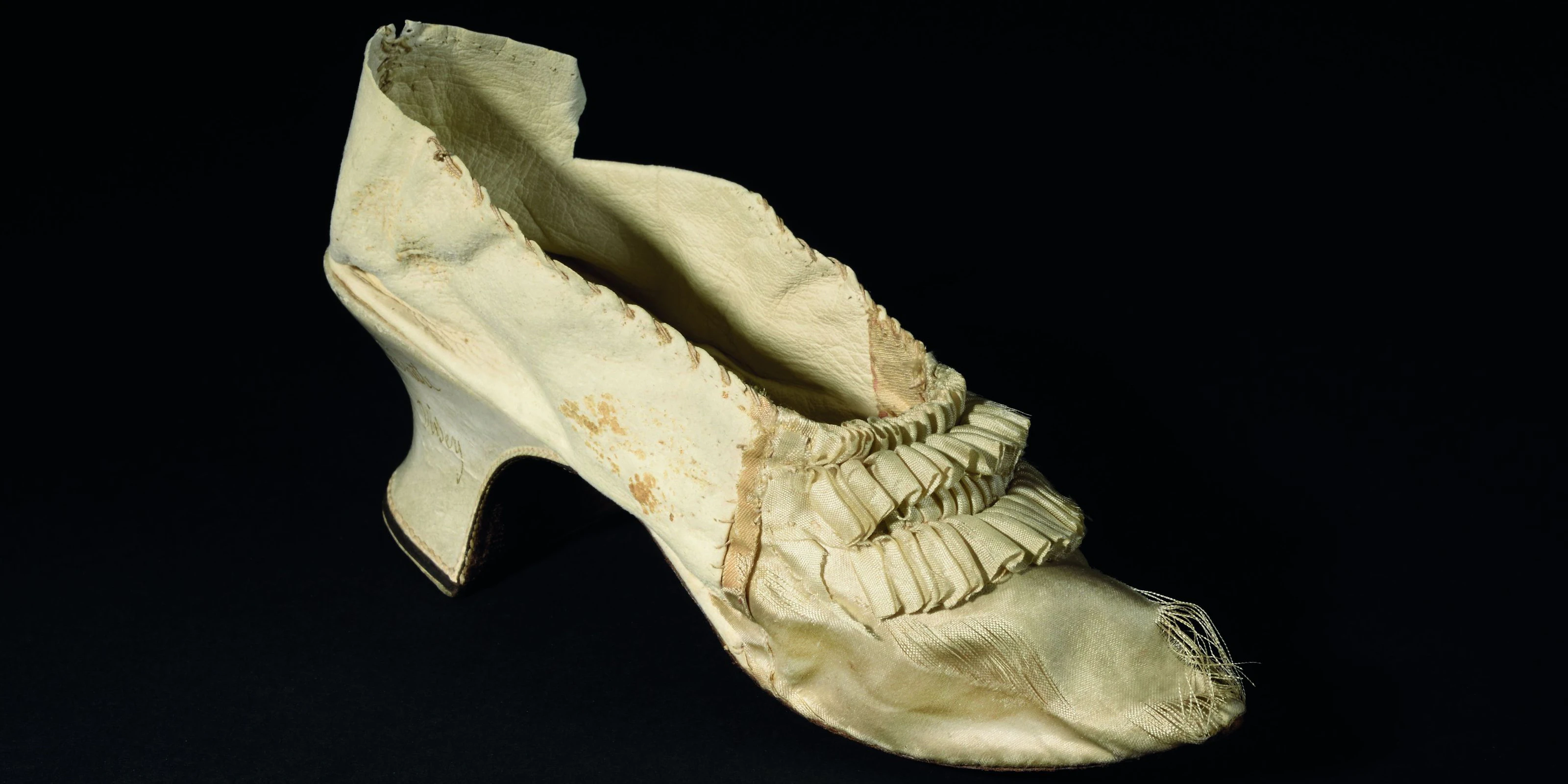 Der Schuh von der einstigen französischen Königin Marie Antoinette (1755-1793) ist unter den Hammer gekommen.