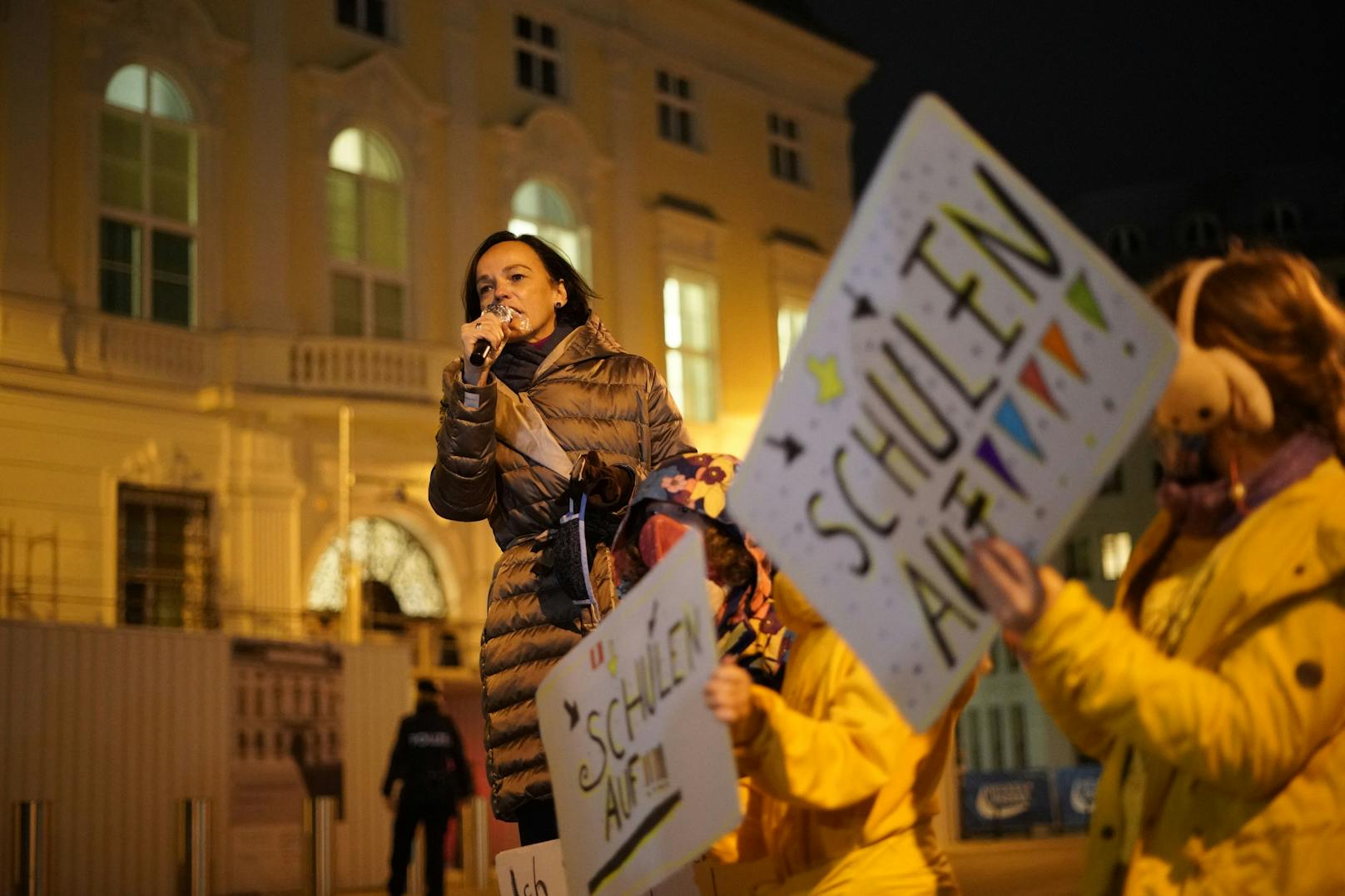 Demo "Pro Präsenzunterricht" in Wien: NEOS-Chefin Beate Meinl-Reisinger trat als Gastrednerin vehement gegen den Schul-Shutdown ein (16. November 2020)