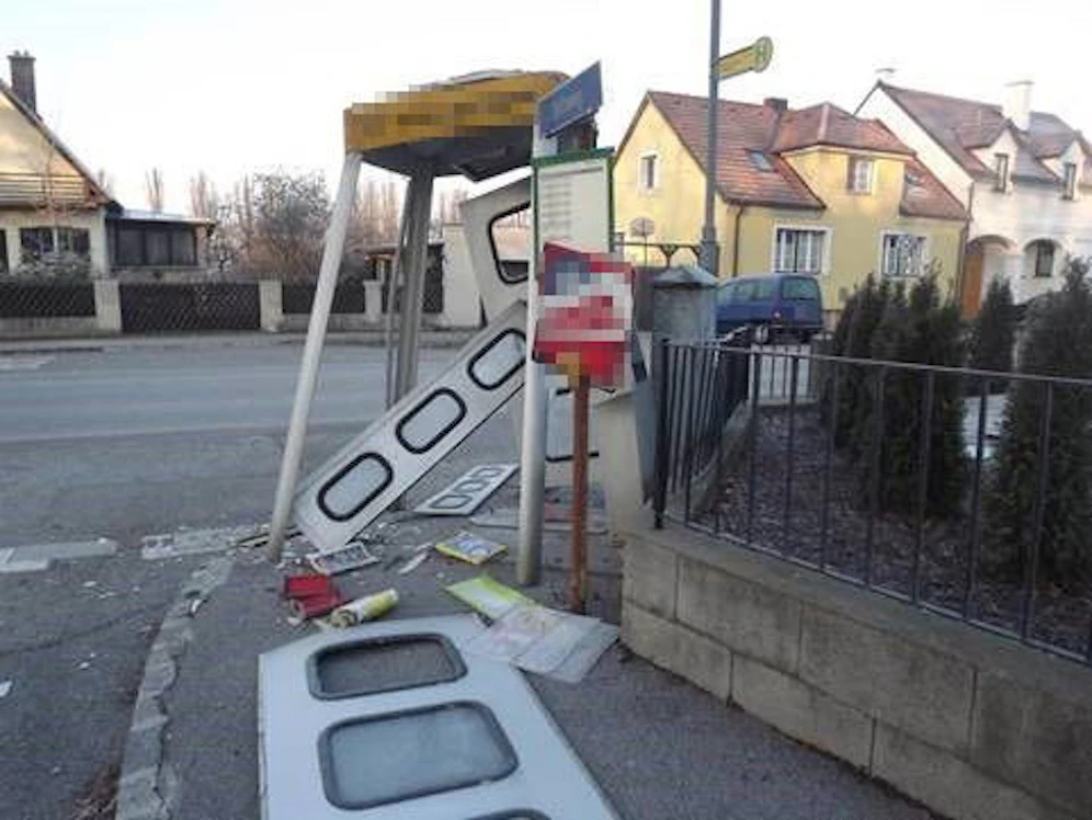 Die zwölf Beschuldigten sprengten u.a. eine Telefonzelle, einen Jagdstand und ein Buswartehäuschen.
