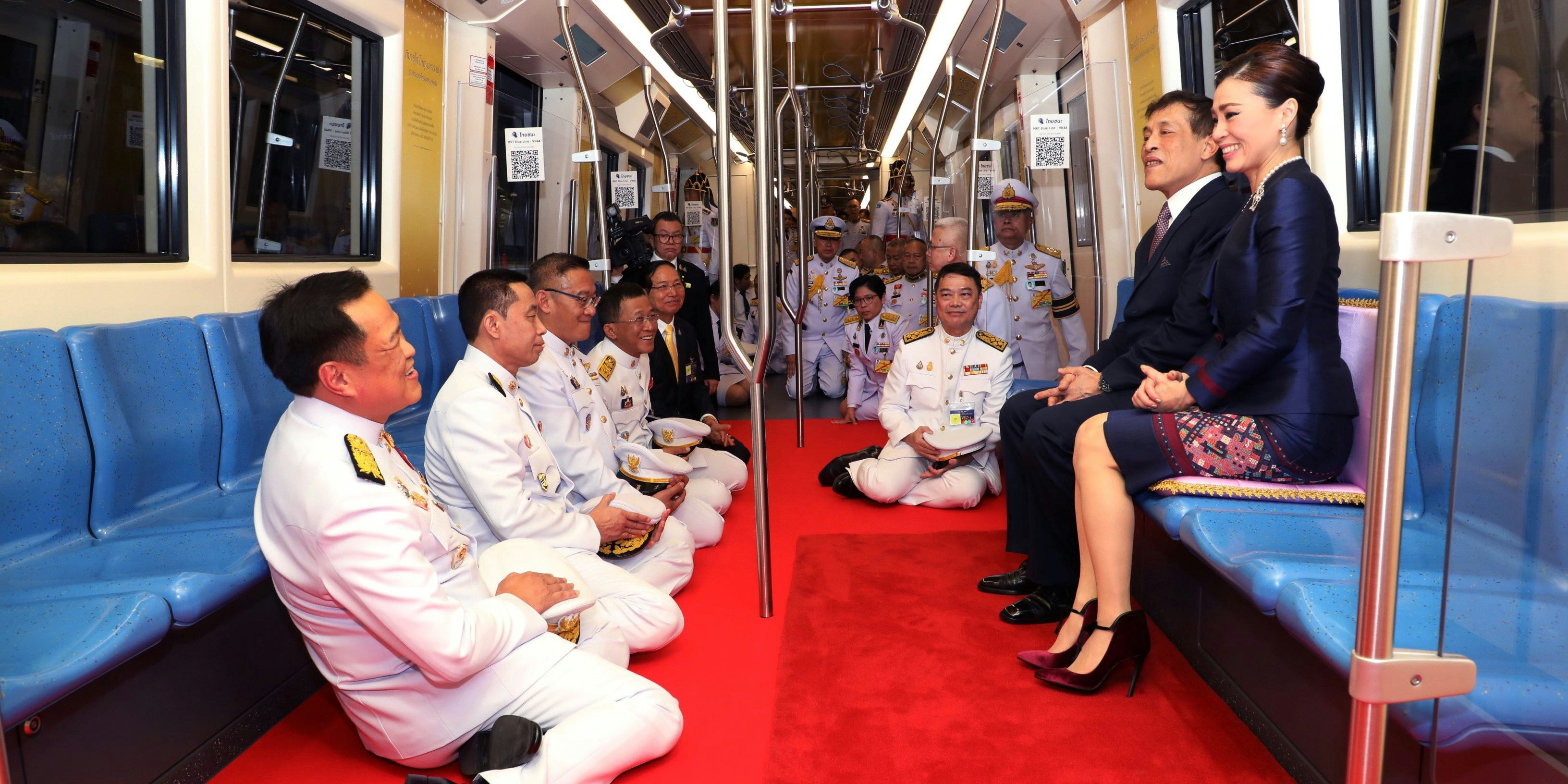 In Thailand darf niemand mit dem König auf Augenhöhe sein.