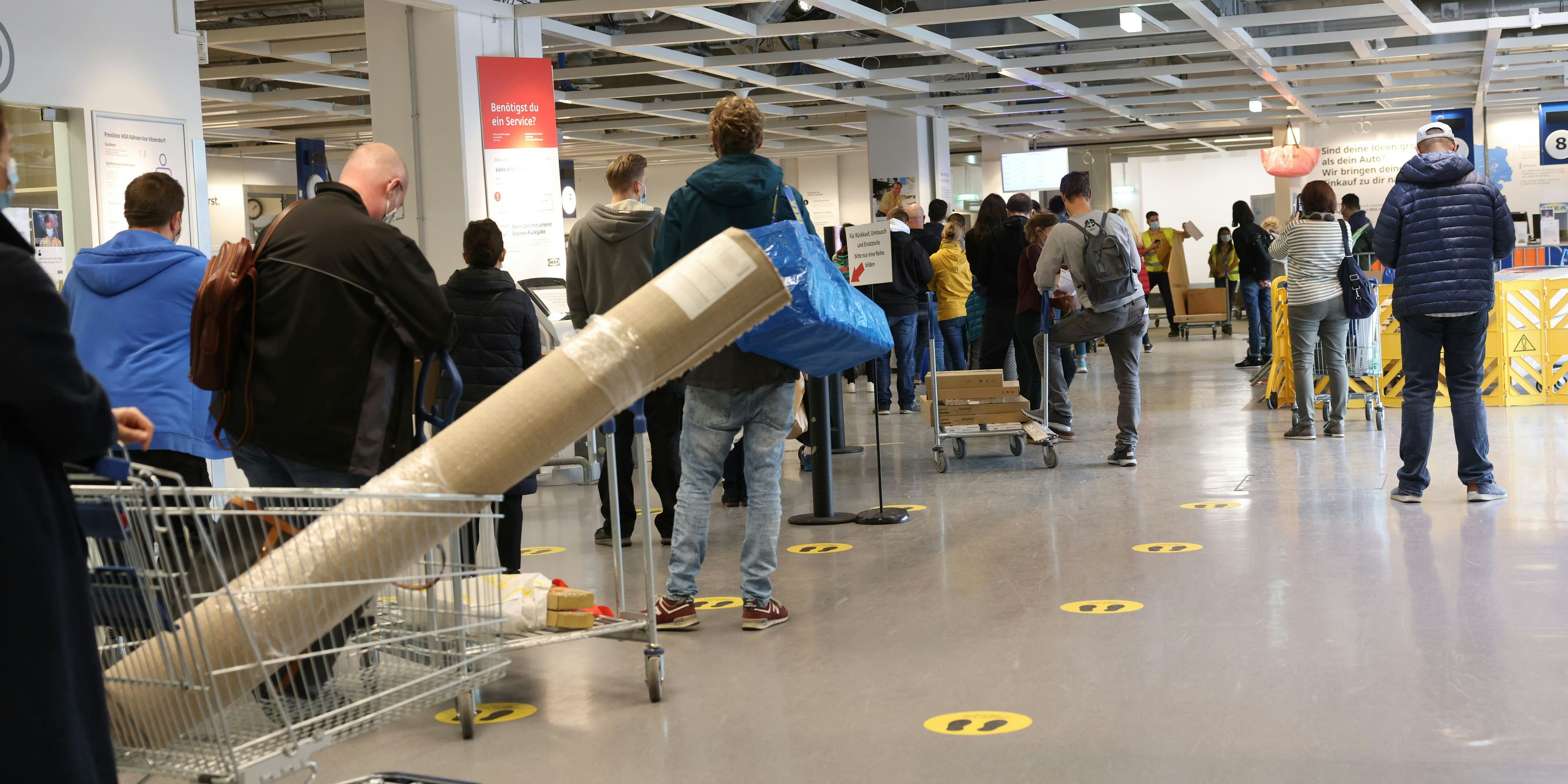 Warteschlange an der Kassa beim Ikea in der SCS...