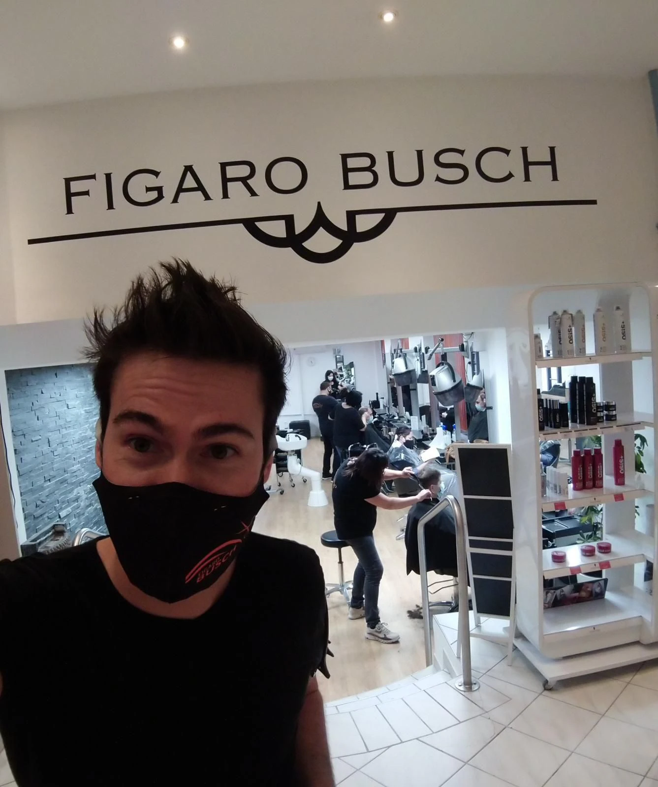 Friseurmeister Patrick Busch in seinem GEschäft am letzten Tag vor dem Lockdown