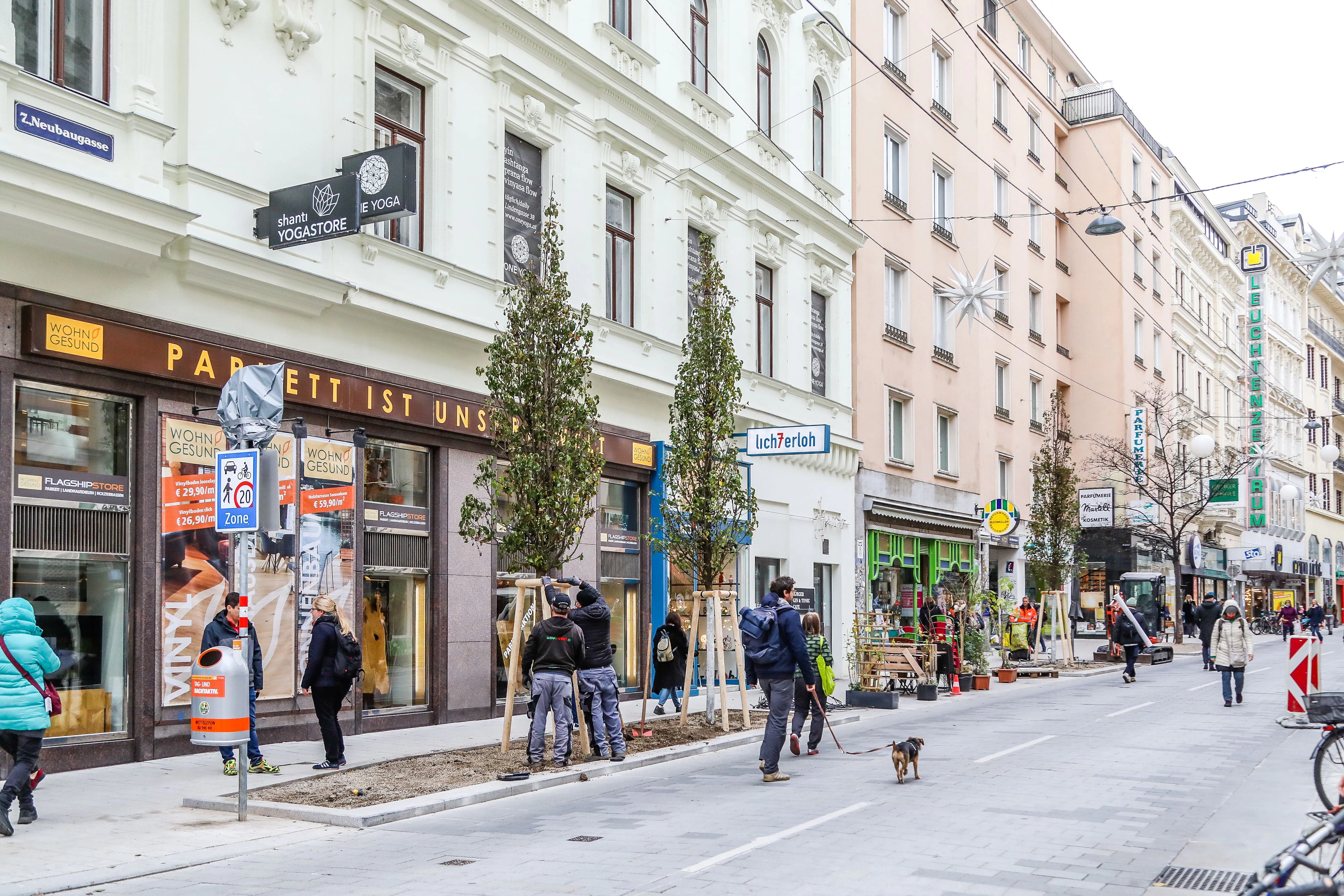 Nach der Fertigstellung wird die neue Begegnungszone Neubaugasse fit für den Sommer gemacht.