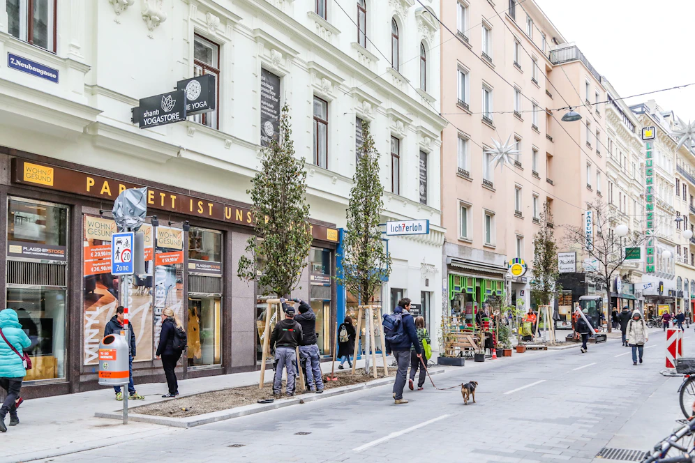 Nach der Fertigstellung wird die neue Begegnungszone Neubaugasse fit für den Sommer gemacht. 29 neue Bäume, Gerüste für Kletterpflanzen und Nebelstelen machen die Neubaugasse 