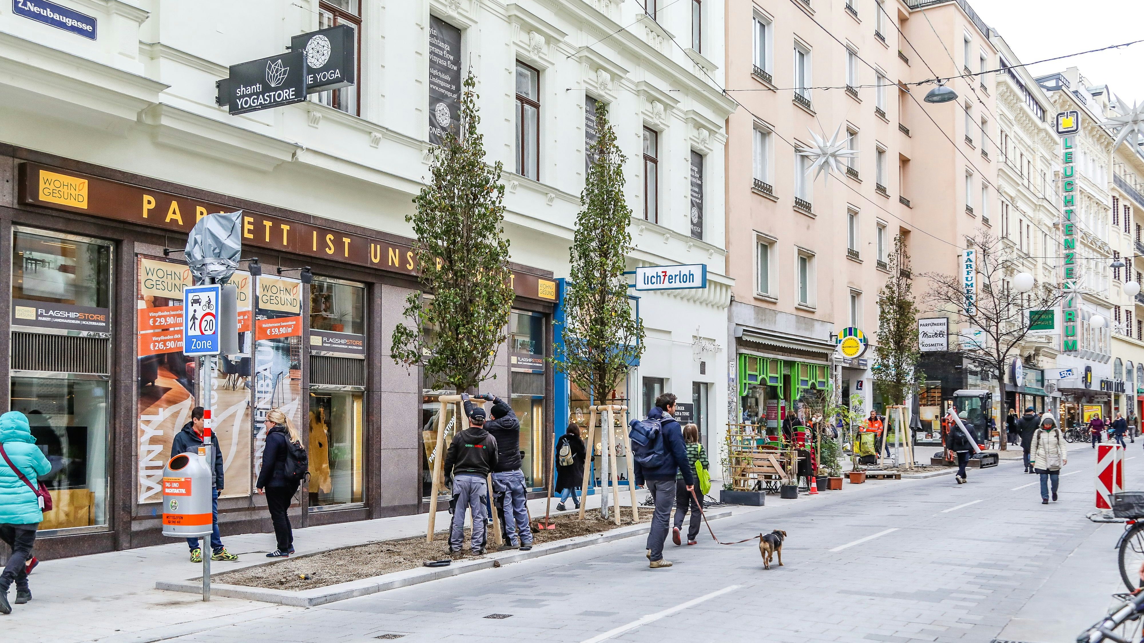 Nach der Fertigstellung wird die neue Begegnungszone Neubaugasse fit für den Sommer gemacht.