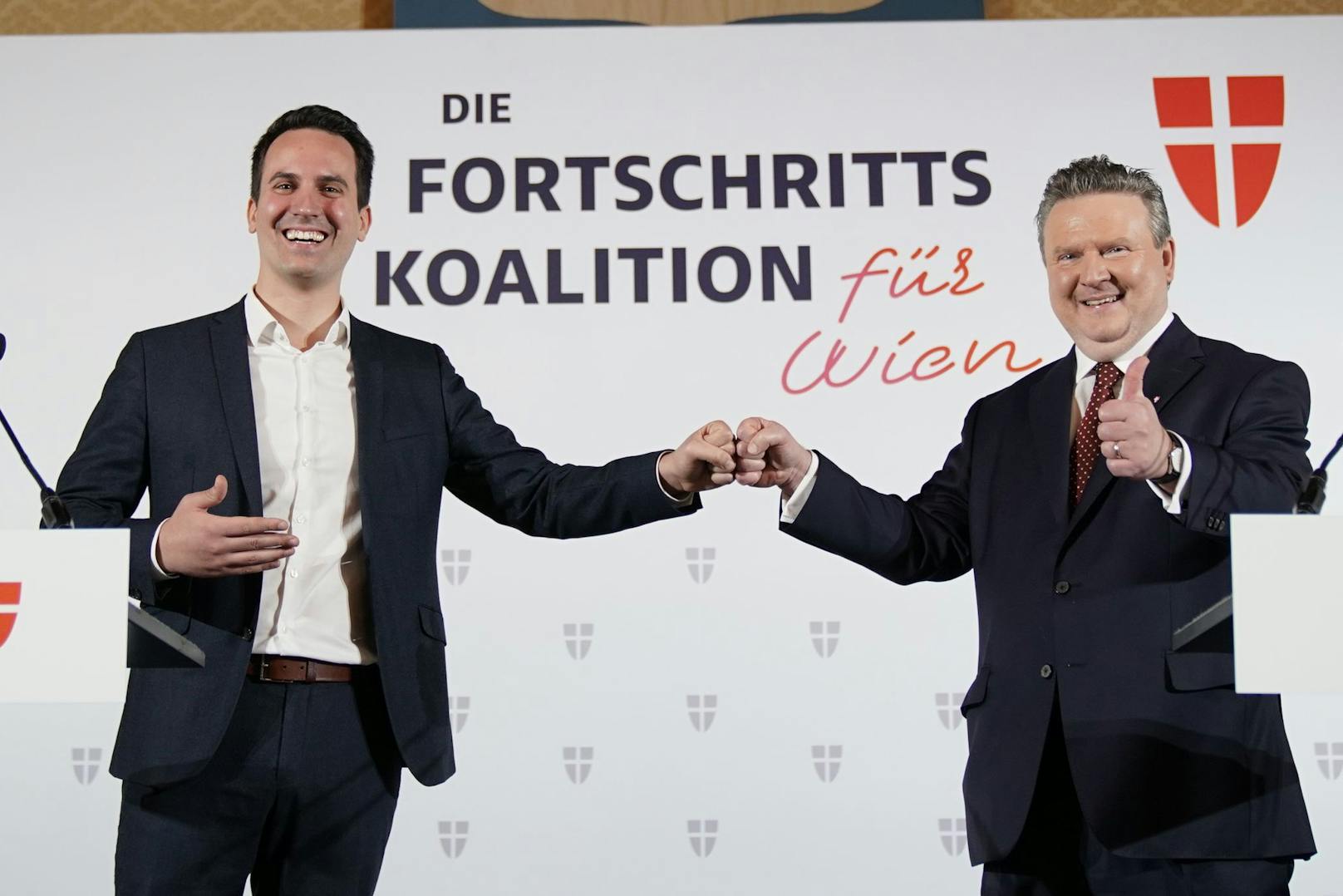 Neos-Chef Christoph Wiederkehr (li.) und SPÖ-Chef Michael Ludwig gaben am Montag die Schwerpunkte der Punschkrapferl-Koalition bekannt