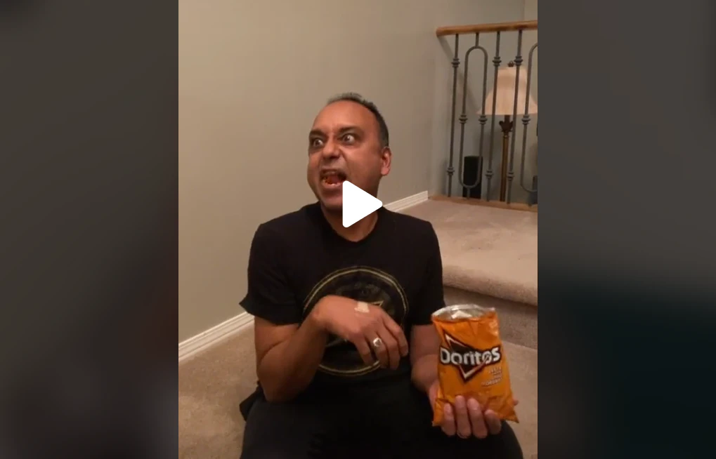 Eltern machen ihre Kids auf TikTok nach. 