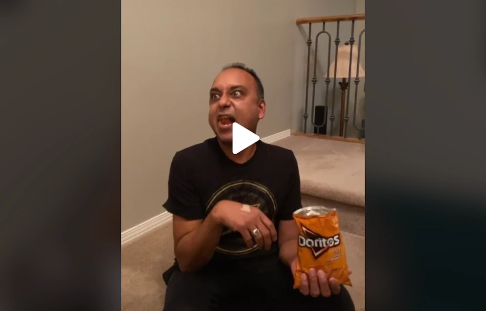 Eltern machen ihre Kids auf TikTok nach. 