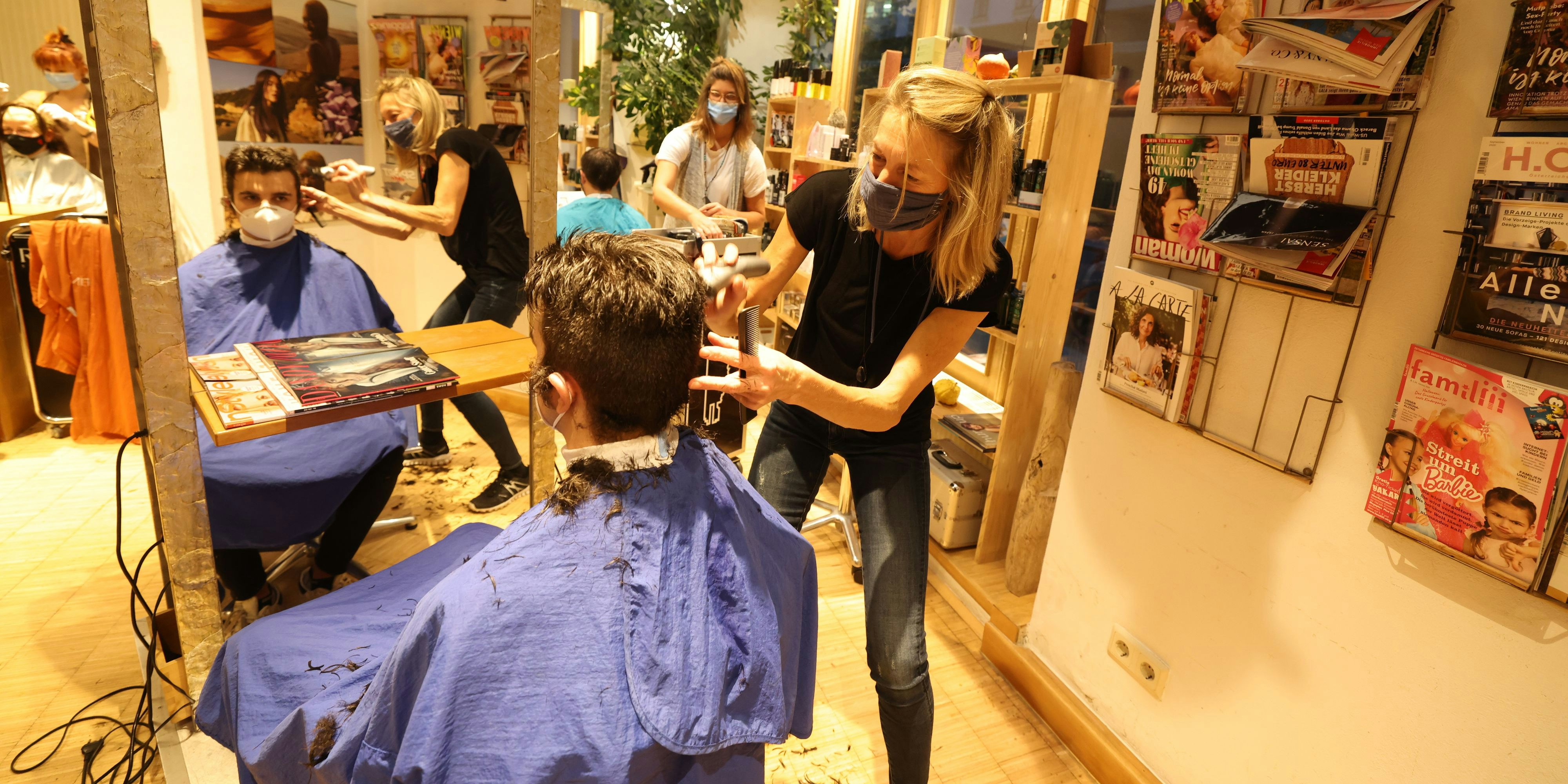 Noch einmal vor dem Lockdown die Haare schneiden.