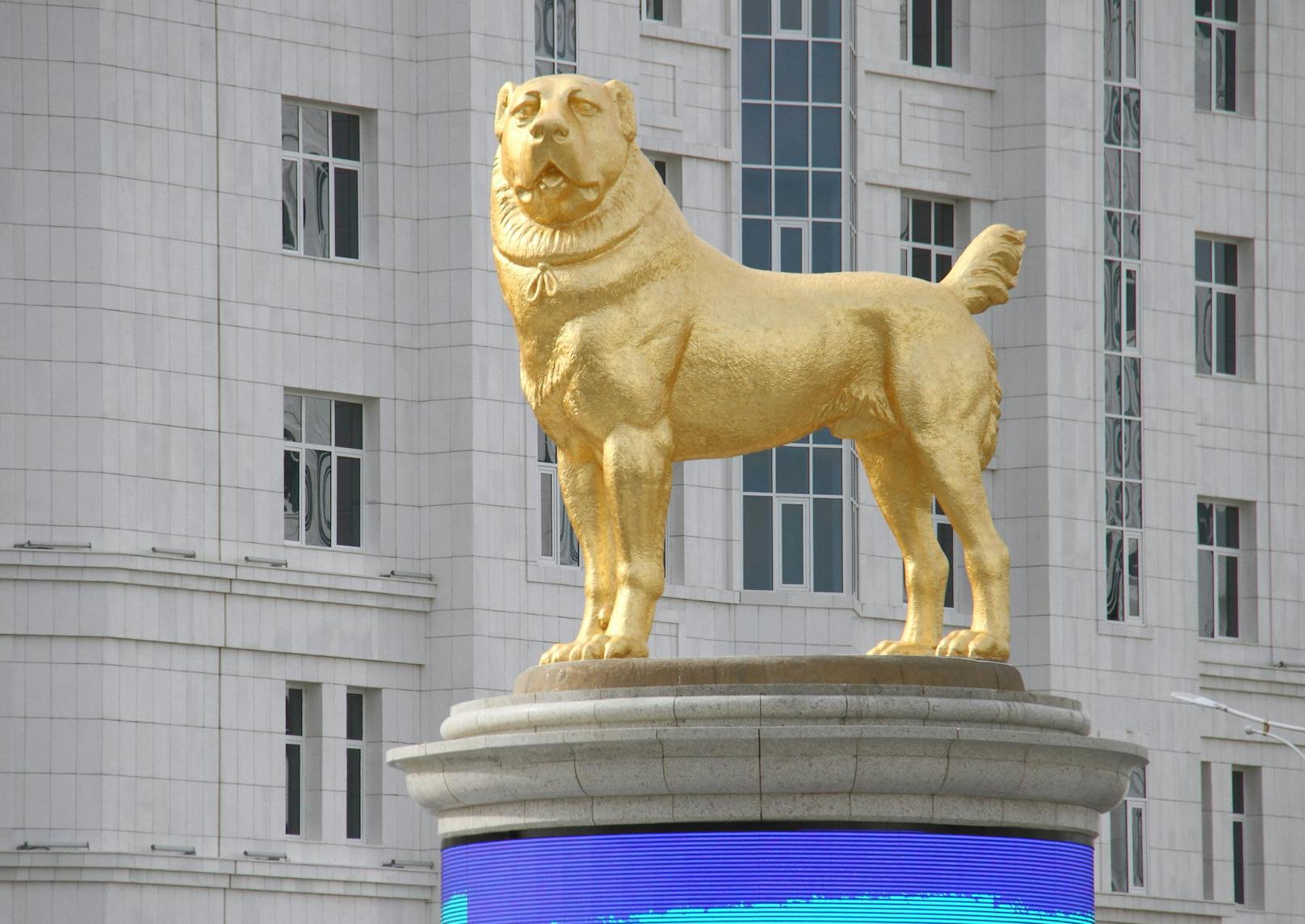 Auf einem neun meter hohen Sockel präsentiert sich die Lieblingshunderasse - der Alabai - des Präsidenten von Turkmenistan in Gold. <br>