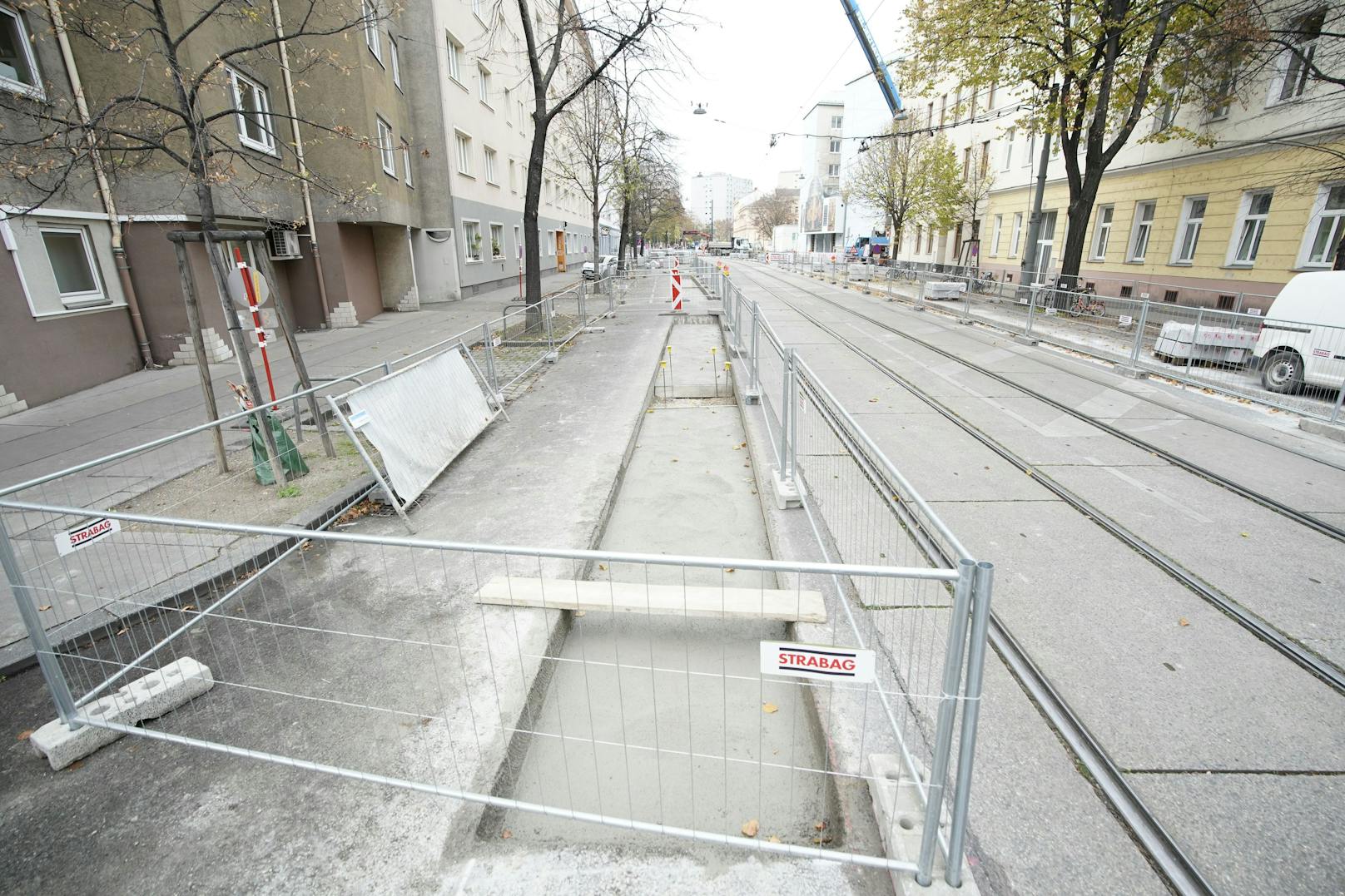 Die 2,50 Meter breite Radverkehrsanlage auf Fahrbahnniveau wird durch Randsteine baulich vom Verkehr getrennt.