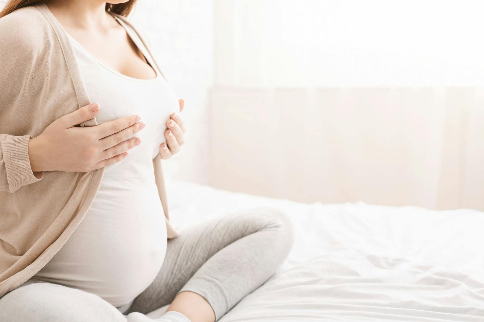 <strong>Schwangerschaft: </strong>Die hormonellen Veränderungen erkannt man als erstes am Wachstum der Brüste. Die Dehnung des Gewebes kann einen Juckreiz auslösen.