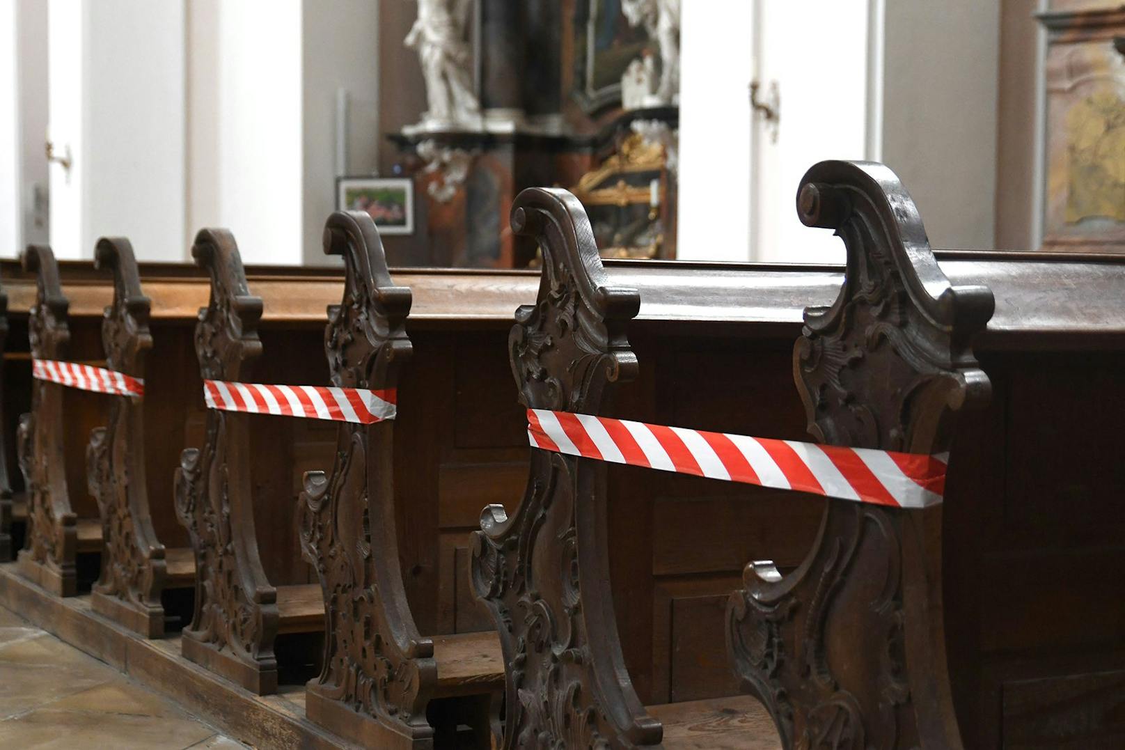Absperrung für Kirchenbesucher wegen der Corona-Abstandsregel in der Stiftskirche Engelhartszell