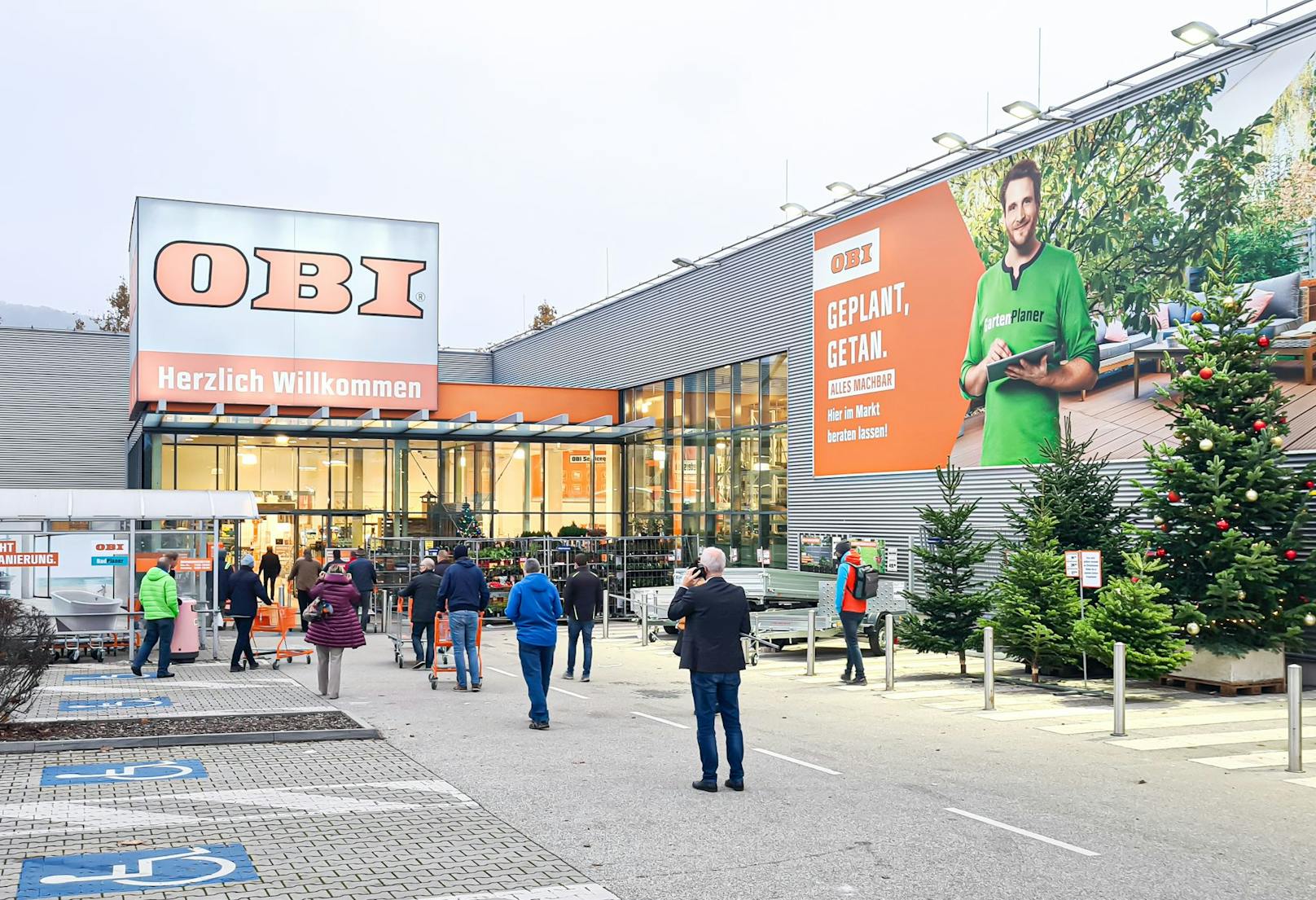Am Dienstag sind die Geschäfte, Einkaufszentren und Baumärkte in Österreich wieder zu. Deswegen staute es sich am Montagmorgen bereits bei Geschäftsöffnung vor den Märkten im ganzen Land.