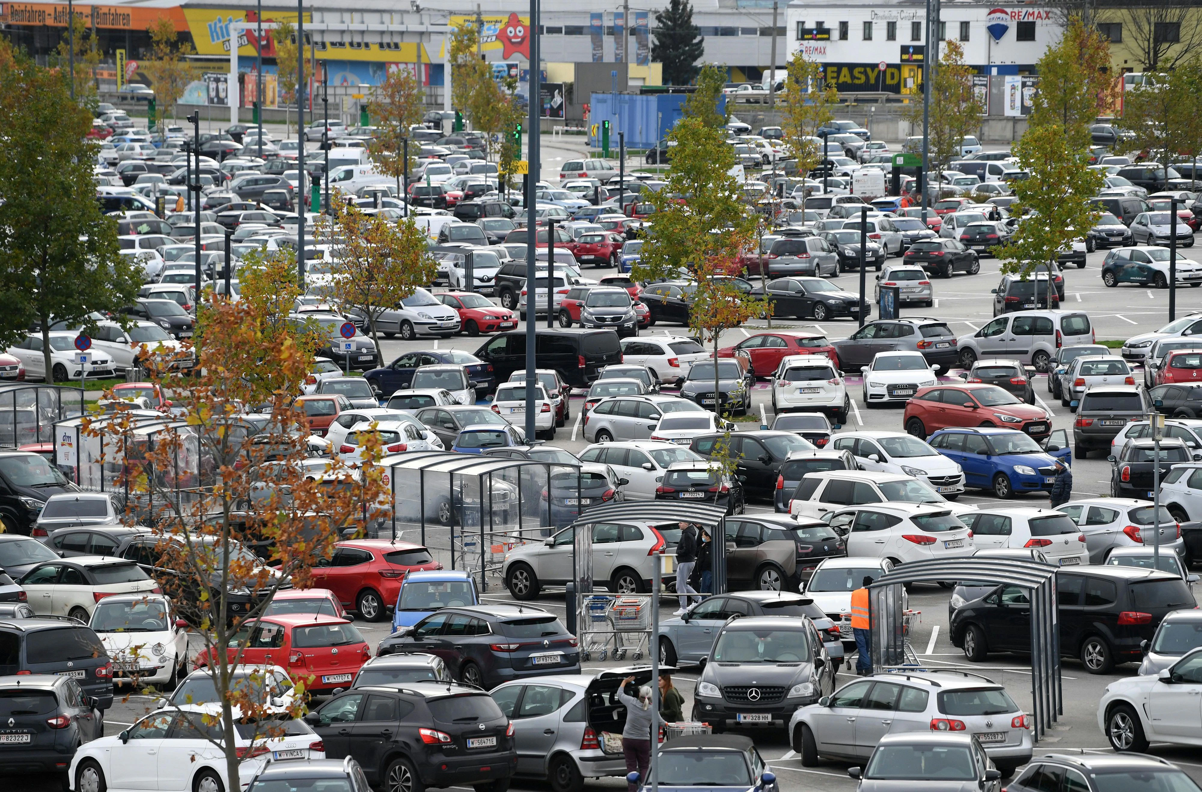 Der Parkplatz vor der Shopping City Süd (SCS), aufgenommen am Montag, 16. November 2020, in Vösendorf.