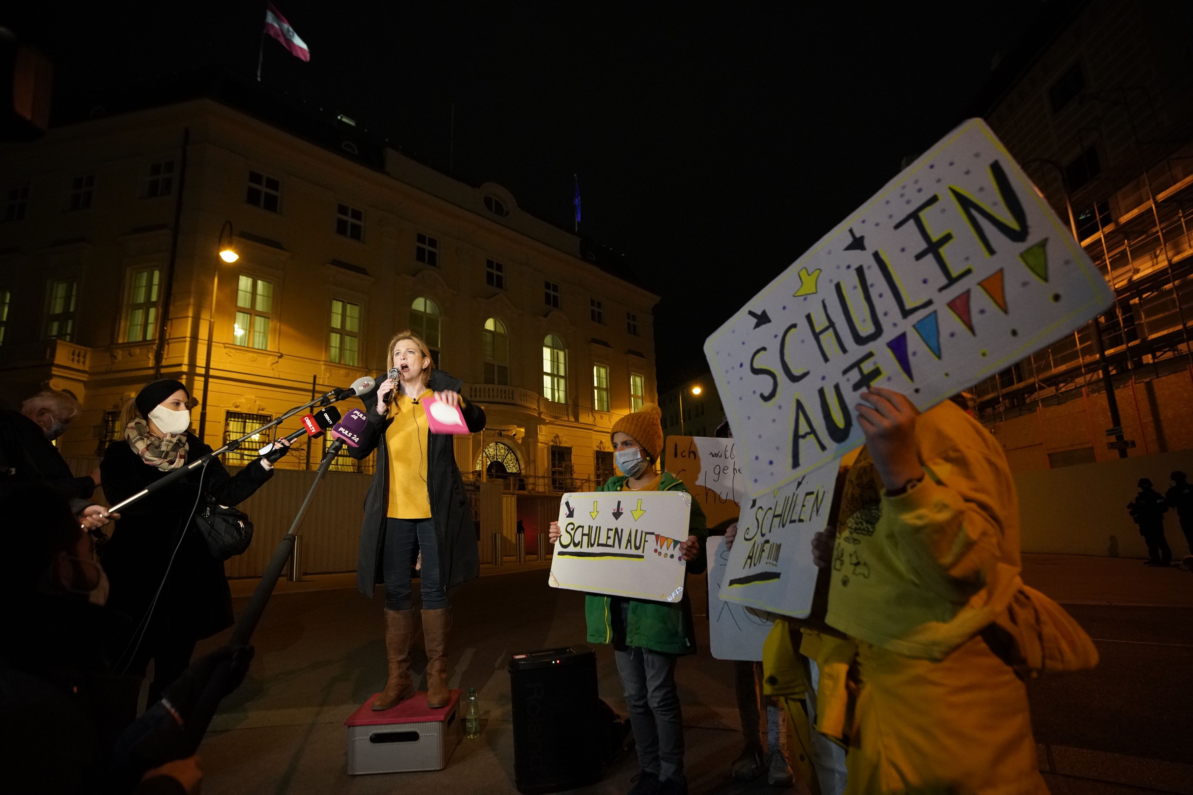 Beate Meinl-Reisinger demonstrierte gegen den Schul-Lockdown