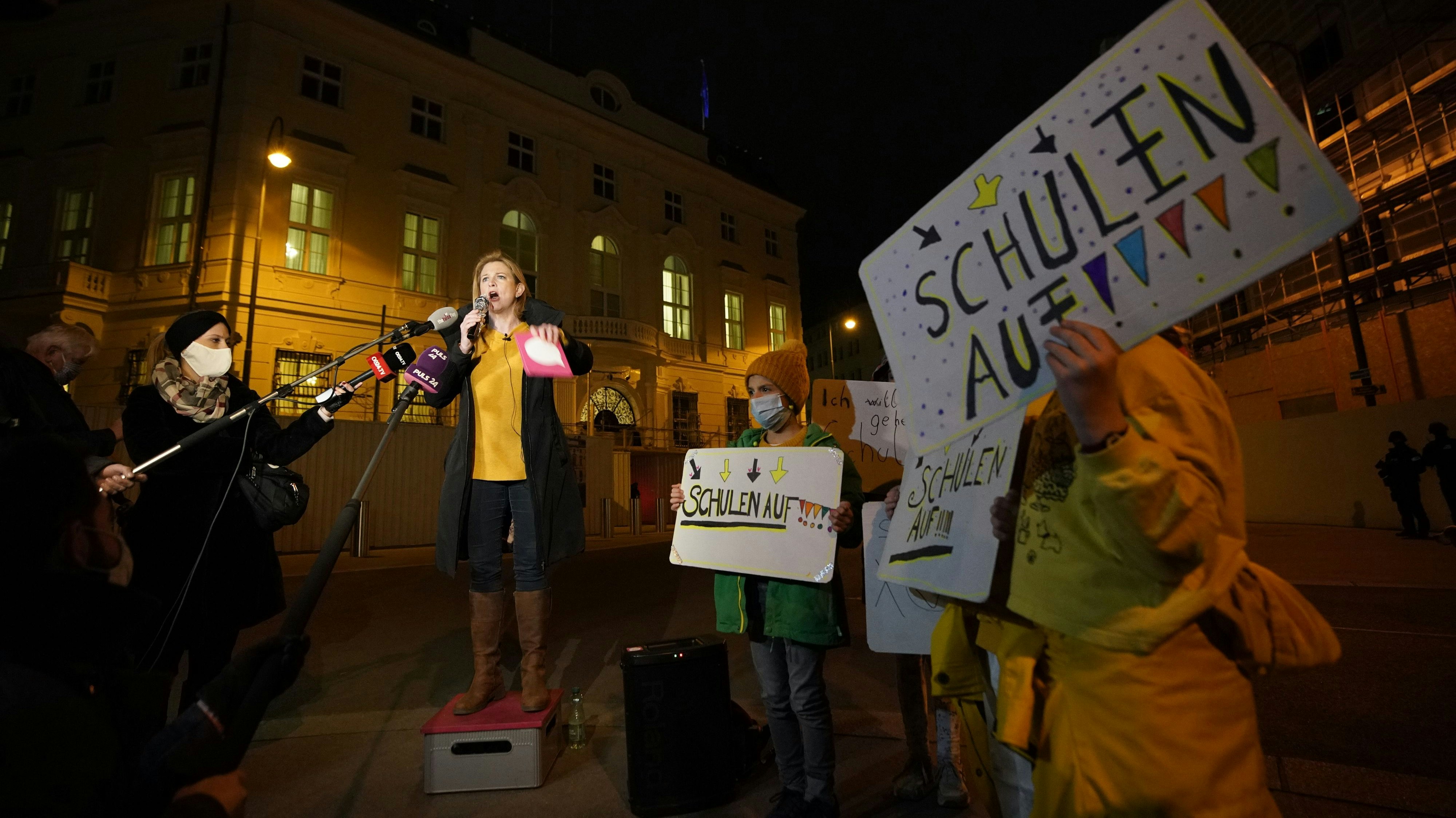 Beate Meinl-Reisinger demonstrierte gegen den Schul-Lockdown