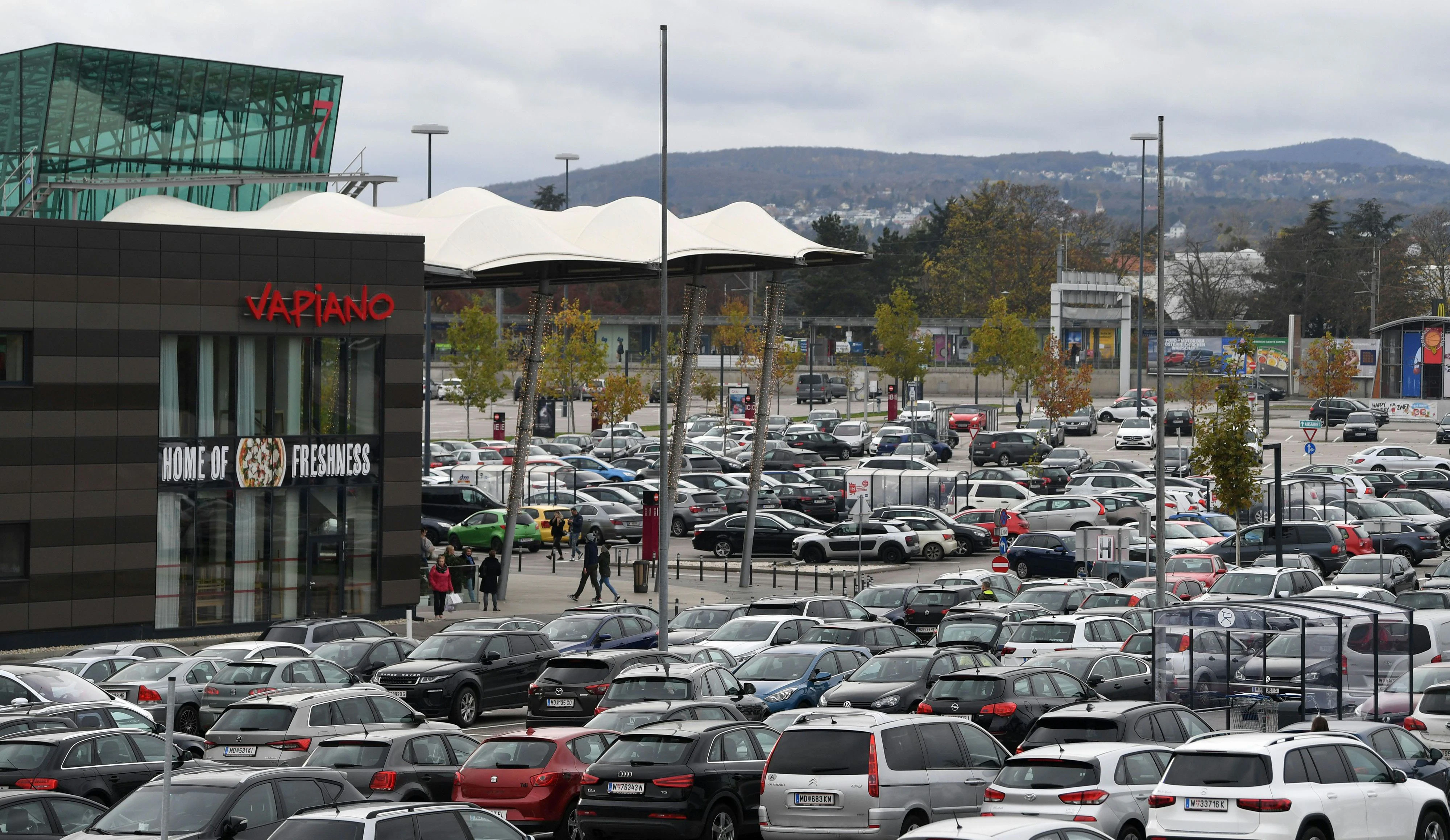 Der Parkplatz vor der Shopping City Süd (SCS) aufgenommen am Montag, 16. November 2020, in Vösendorf. Um Mitternacht tritt in ganz Österreich der 2. Lockdown zur Eindämmung der Covid-19 Pandemie in Kraft.