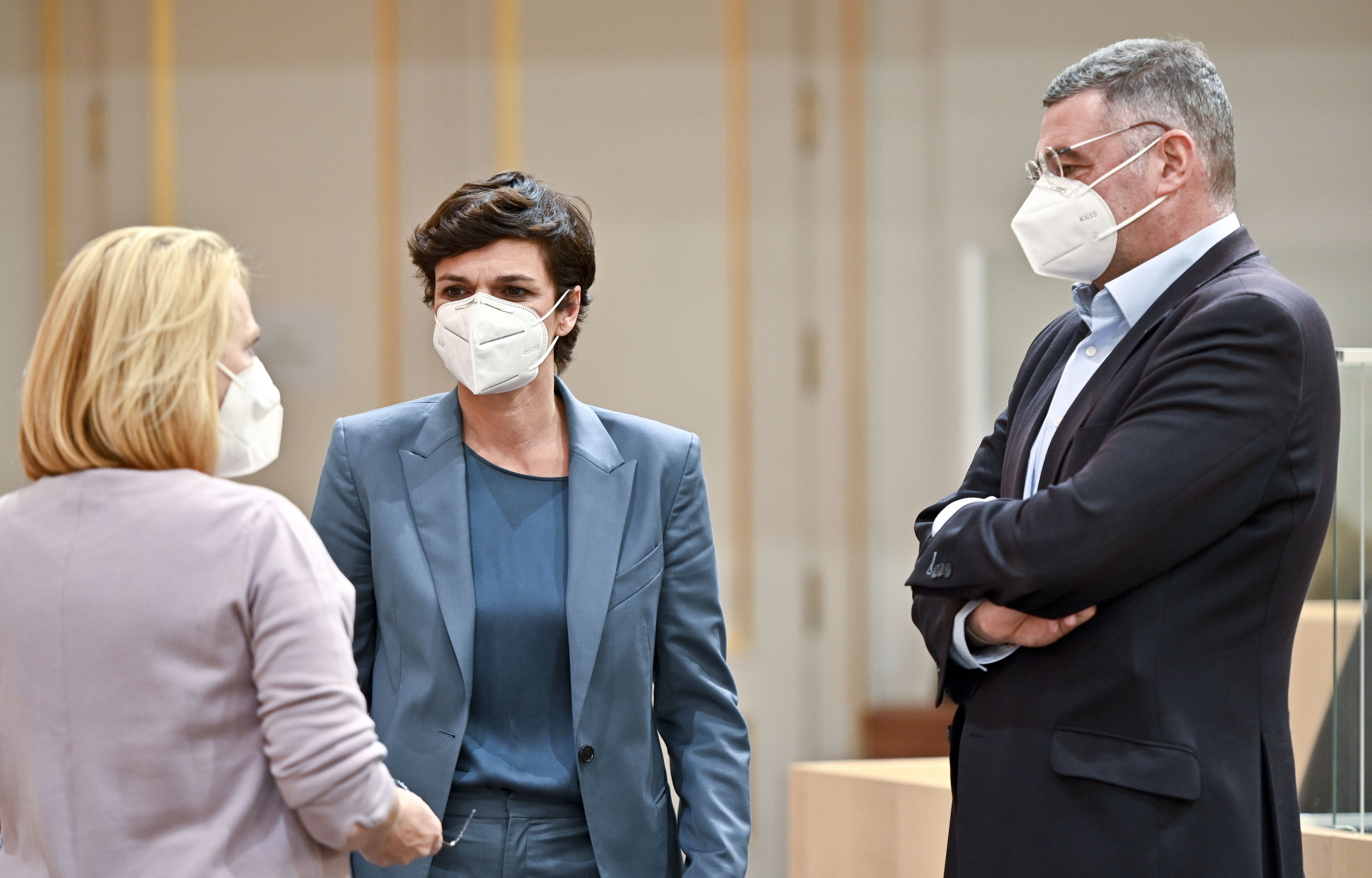 Doris Bures, Pamela Rendi-Wagner und Jörg Leichtfried: Auch die SPÖ übte scharfe Kritik an der Bundesregierung.