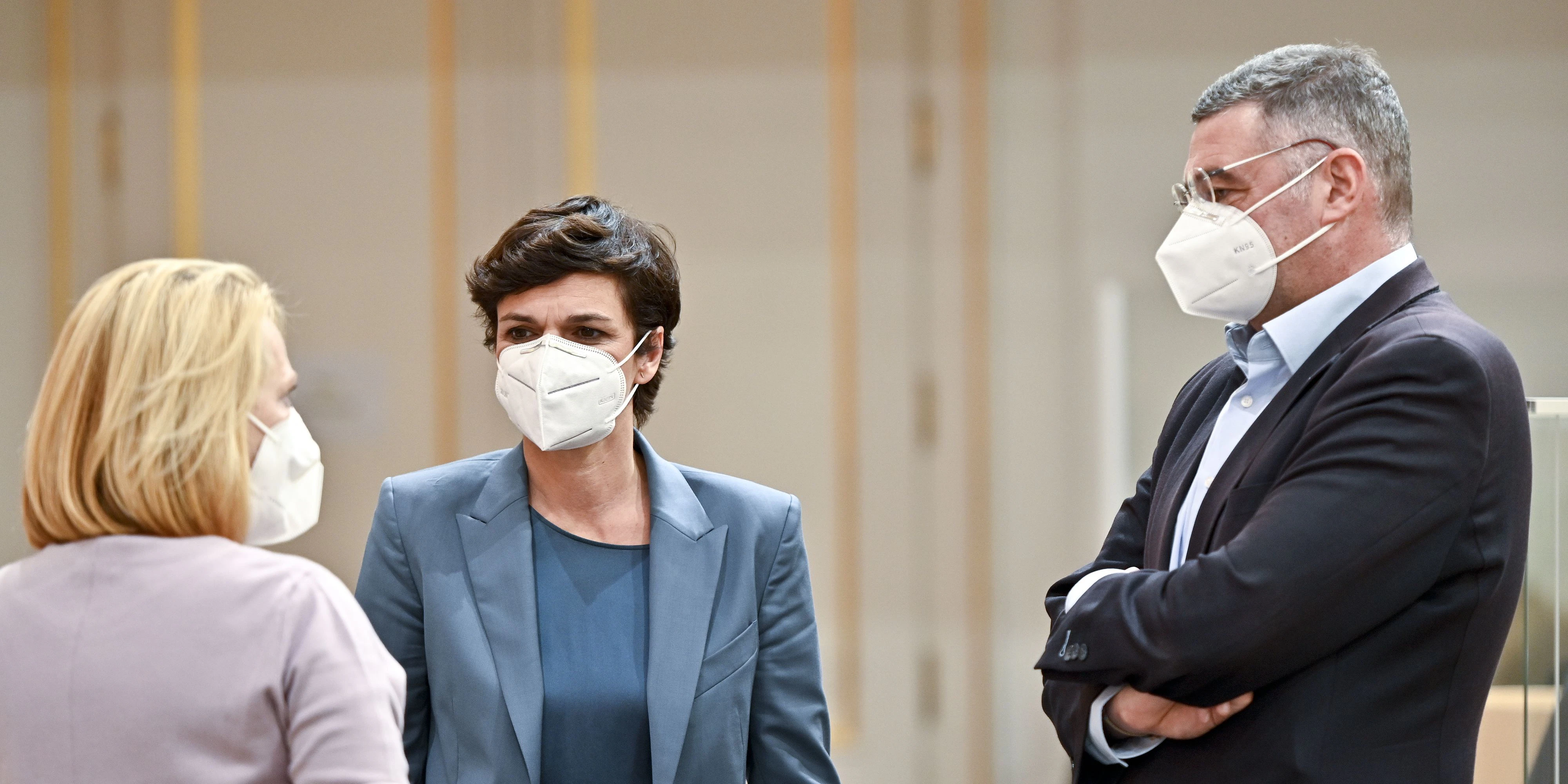 Zweite Nationalratspräsidentin Doris Bures (L/SPÖ), SPÖ-Chefin Pamela Rendi-Wagner (M) und der stellvertretende SPÖ-Klubobmann Jörg Leichtfried am Sonntag, 15. November 2020, im Rahmen eines Hauptausschusses des Nationalrats zur Covid-19-Schutzmaßnahmenverordnung der Bundesregierung in Wien. 